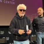 El cineasta español Pedro Almodóvar (i) habla durante una presentación de su nueva película, 'La habitación de al lado', este viernes en el Festival de Cine de Nueva York (Estados Unidos). EFE/Nora Quintanilla