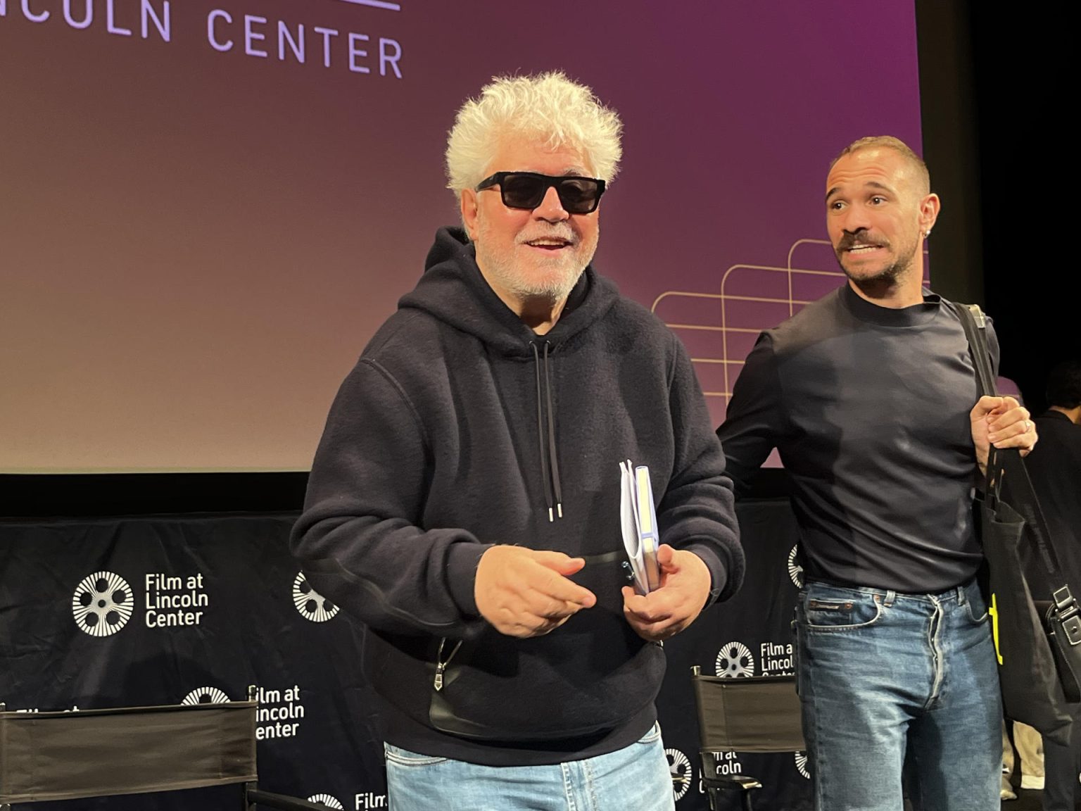 El cineasta español Pedro Almodóvar (i) habla durante una presentación de su nueva película, 'La habitación de al lado', este viernes en el Festival de Cine de Nueva York (Estados Unidos). EFE/Nora Quintanilla