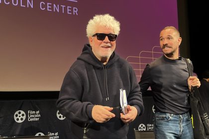 El cineasta español Pedro Almodóvar (i) habla durante una presentación de su nueva película, 'La habitación de al lado', este viernes en el Festival de Cine de Nueva York (Estados Unidos). EFE/Nora Quintanilla