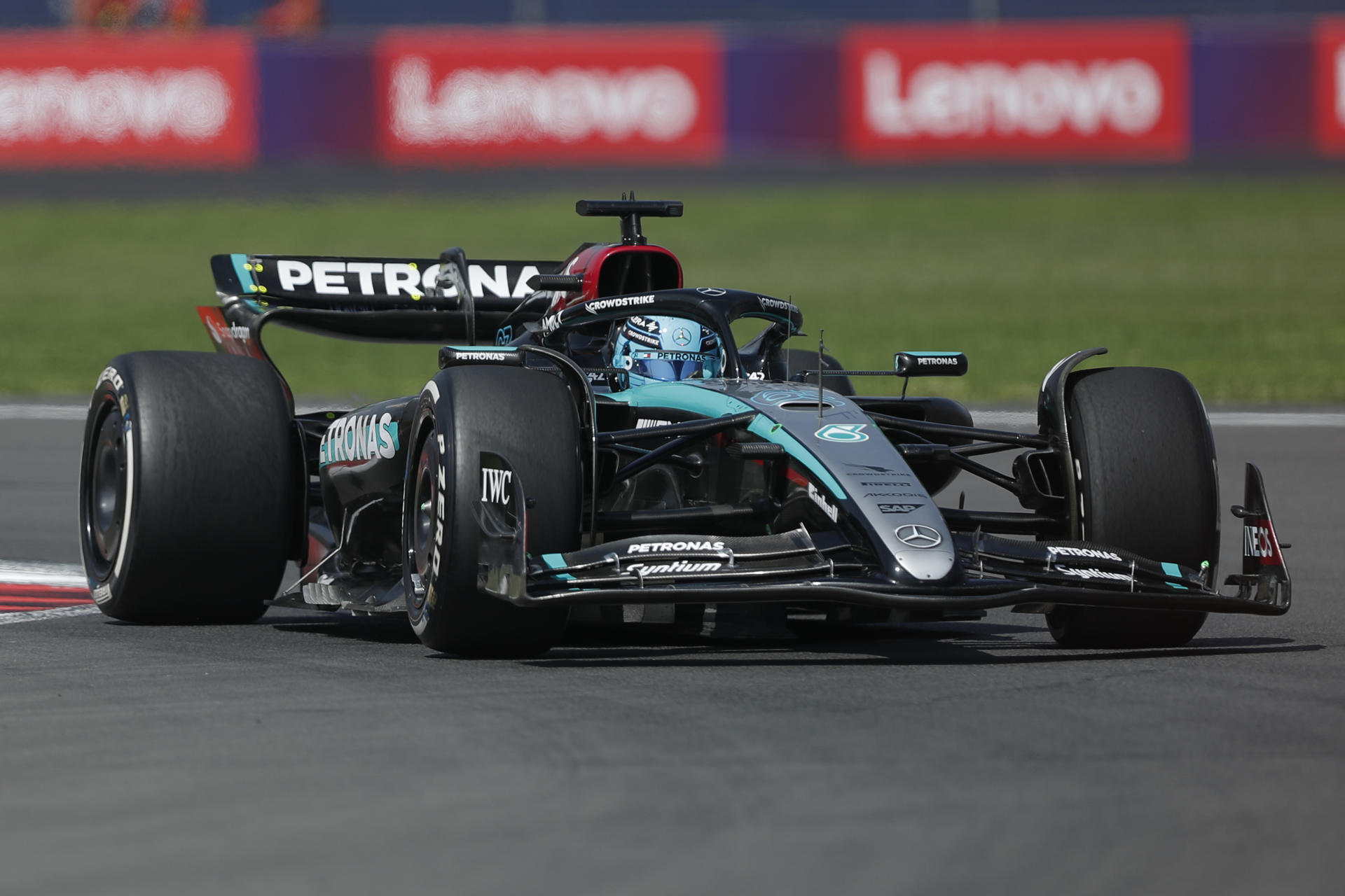 El británico George Russell de Mercedes participa en la primera practica del Gran Premio de México este viernes, en el Autódromo de los Hermanos Rodríguez en Ciudad de México (México). EFE/ Isaac Esquivel
