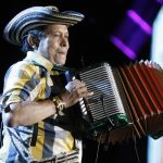 Fotografía de archivo del 2 de diciembre de 2015 que muestra al acordeonista colombiano Egidio Cuadrado durante un concierto con Carlos Vives en el estadio Atanasio Girardot en Medellín (Colombia).EFE/Luis Eduardo Noriega ARCHIVO