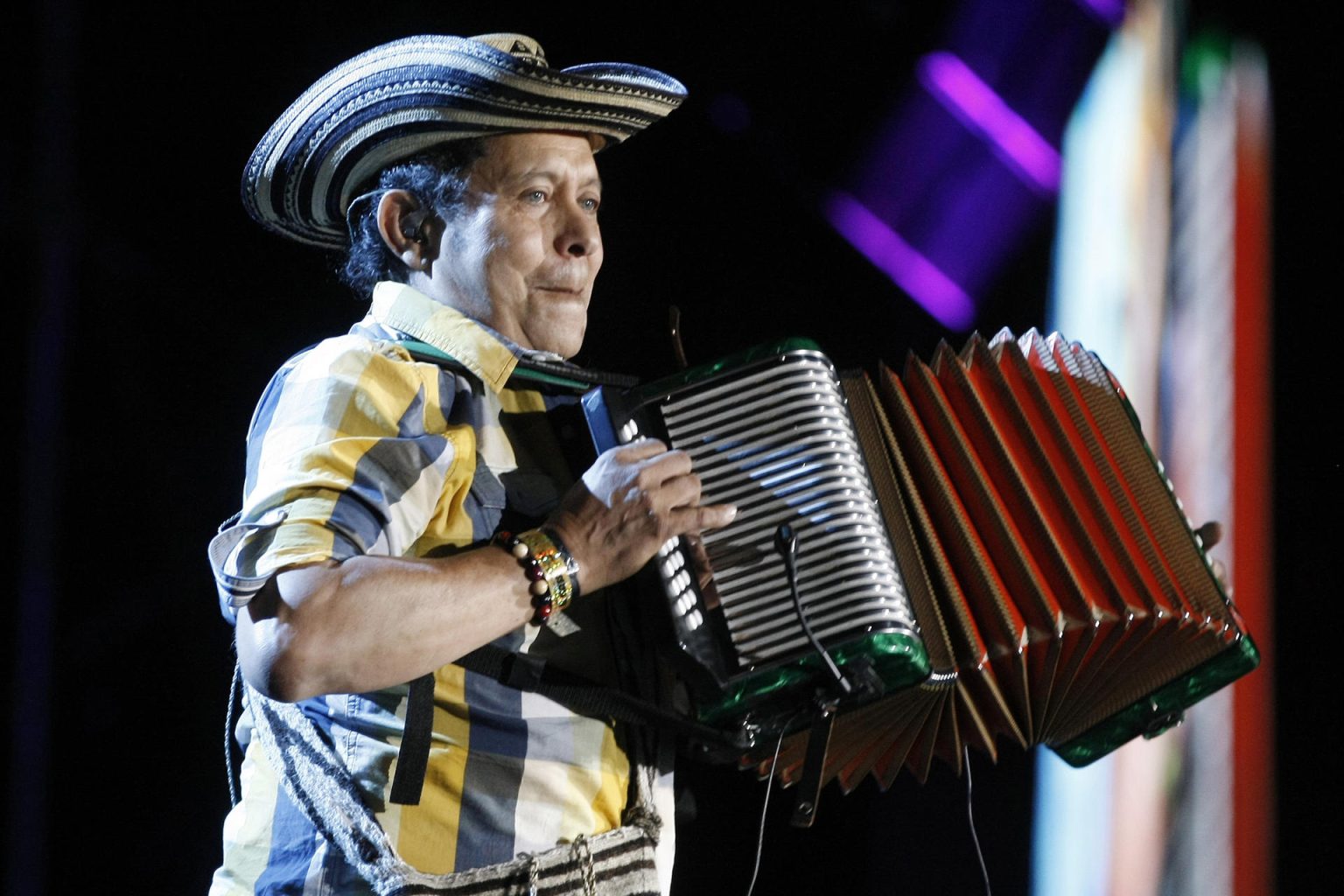 Fotografía de archivo del 2 de diciembre de 2015 que muestra al acordeonista colombiano Egidio Cuadrado durante un concierto con Carlos Vives en el estadio Atanasio Girardot en Medellín (Colombia).EFE/Luis Eduardo Noriega ARCHIVO