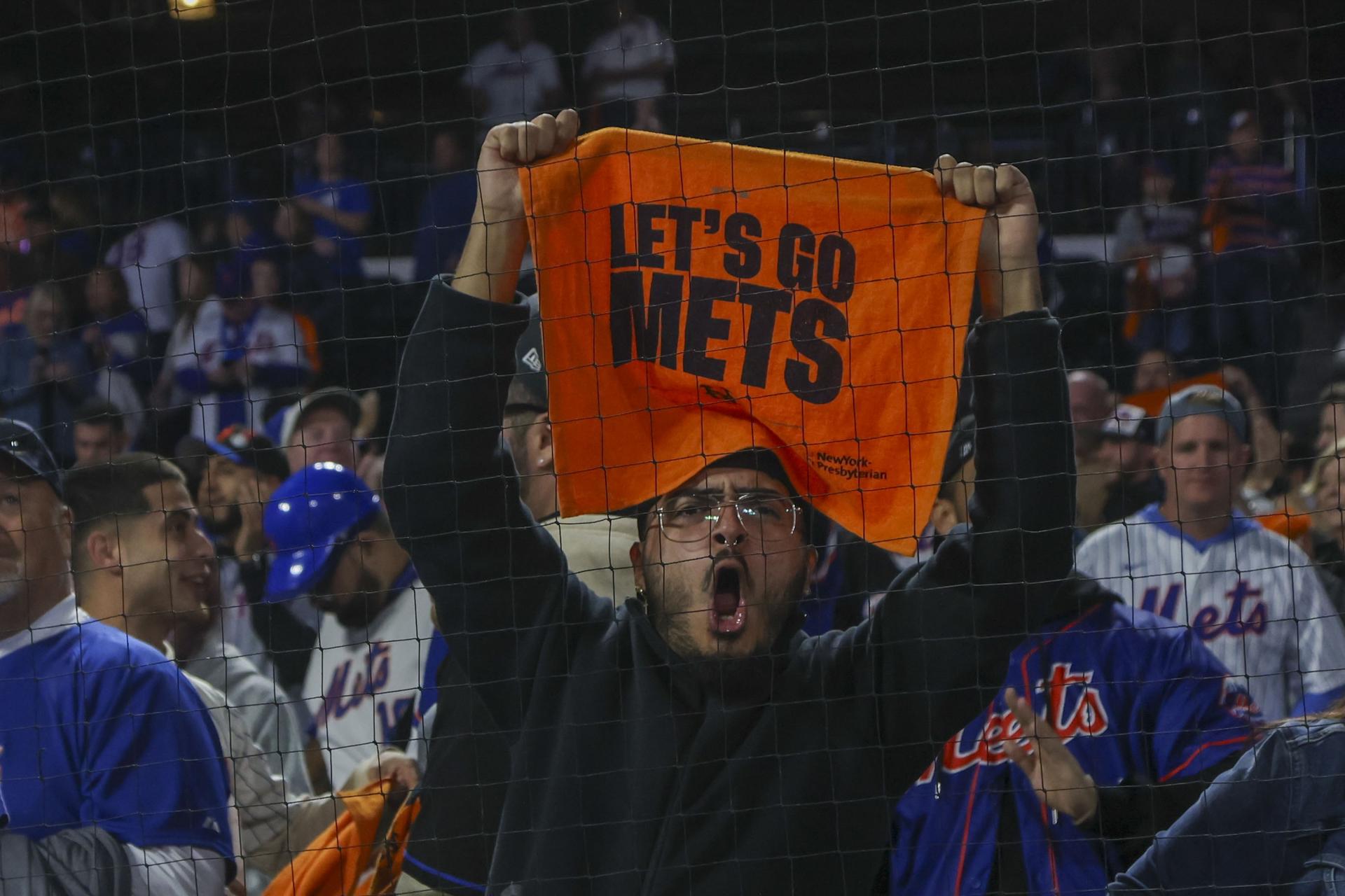 Fanáticos de los Mets de Nueva York celebran la victoria  de su novena ante los Filis de Filadelfia. EFE/SARAH YENESEL
