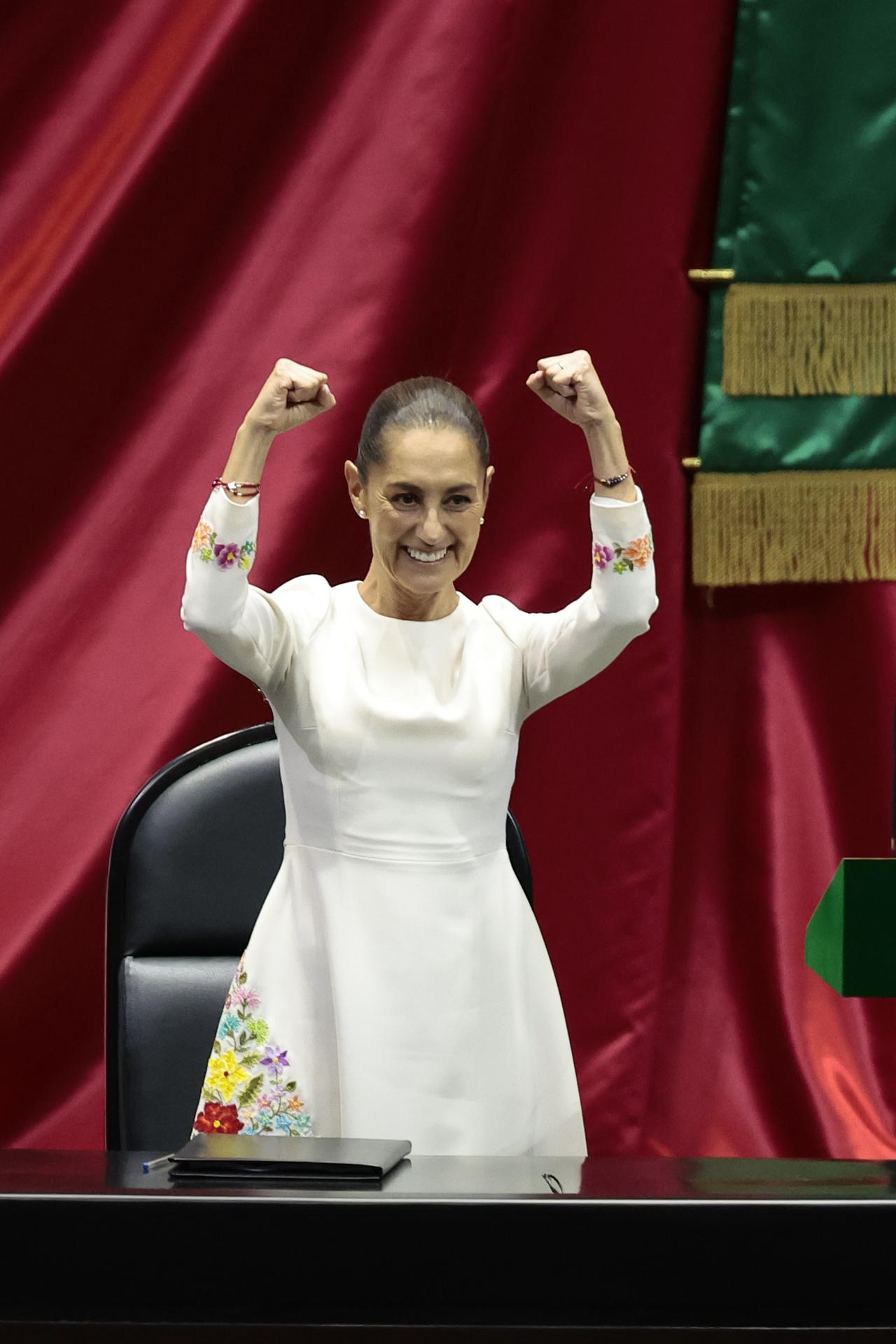 La presidenta de México Claudia Sheinbaum, toma protesta en la Cámara de Diputados este martes en la Ciudad de México (México). EFE/José Méndez
