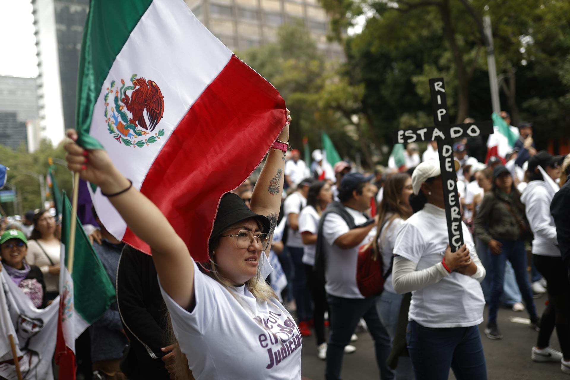 Cientos de personas de la oposición protestan este martes, en las principales avenidas de la Ciudad de México (México). EFE/Bienvenido Velasco
