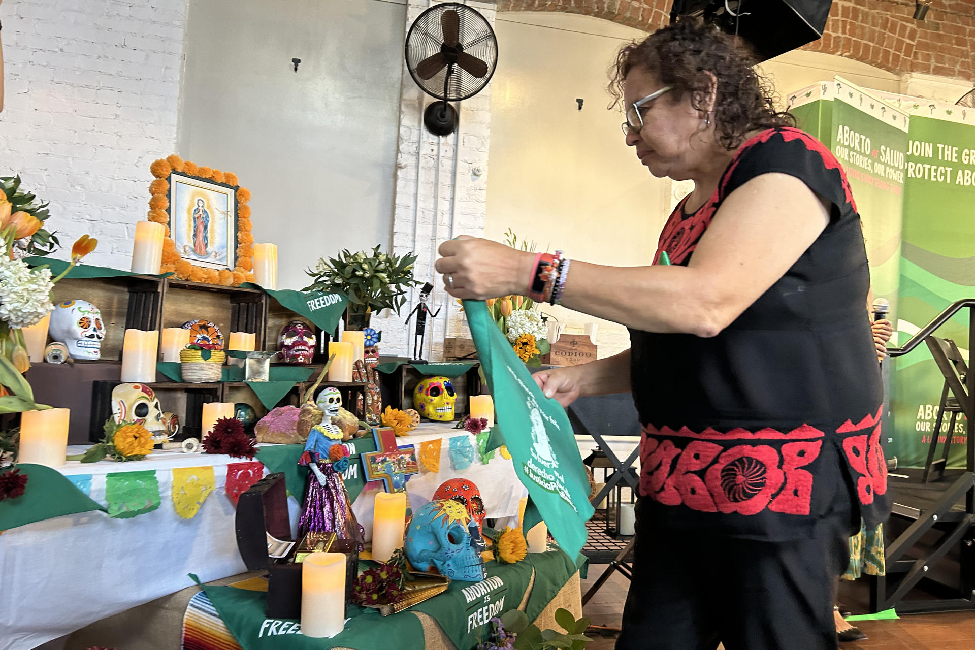 Fotografía del 28 de septiembre de 2024 de la activista salvadoreña Morena Herrera dejando un pañuelo en un altar en un altar en memoria de las mujeres que han muerto en Latinoamérica y los Estados Unidos por someterse a un aborto, en Tucson (EE.UU.). EFE/ María León
