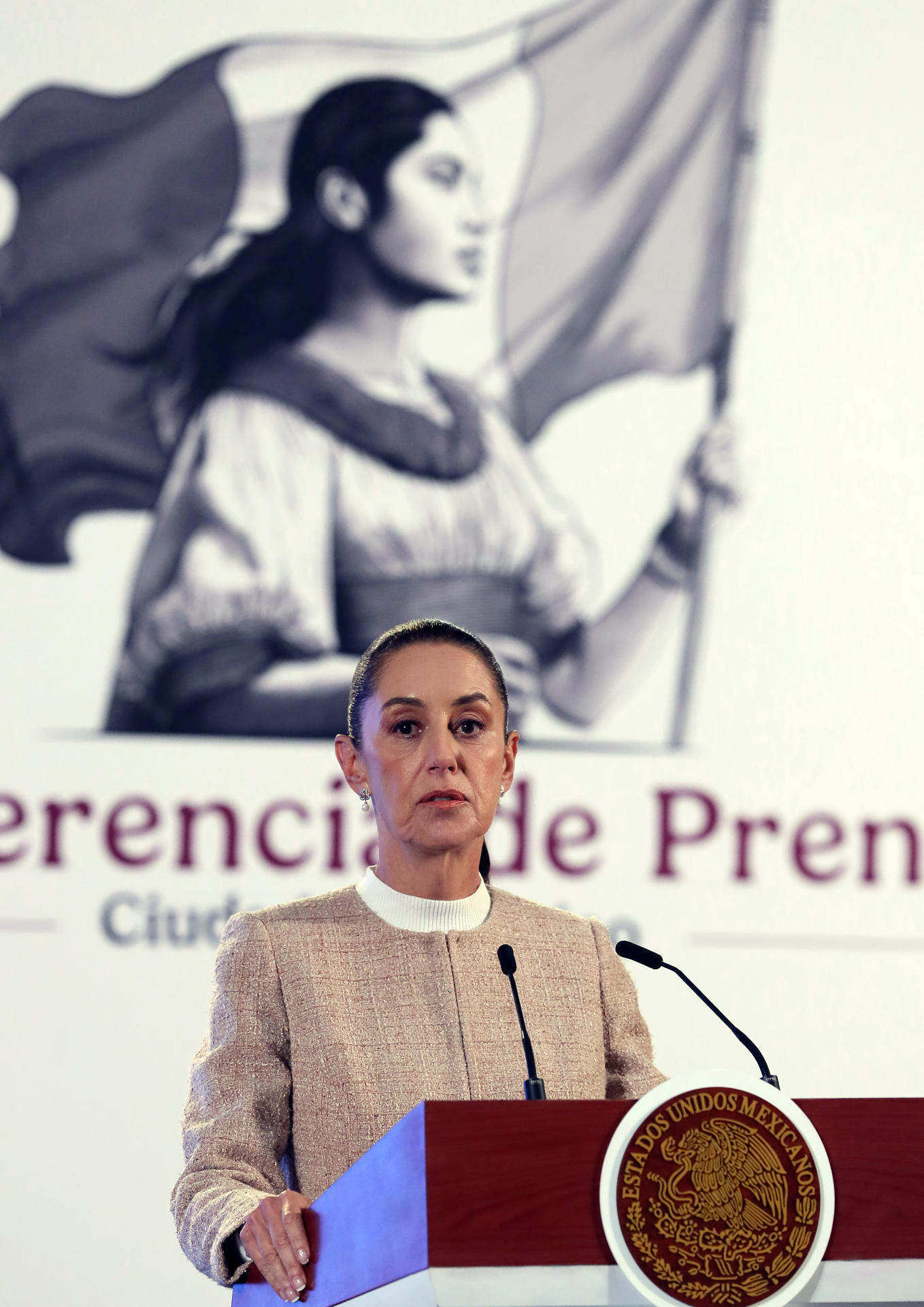 La presidenta de México, Claudia Sheinbaum, habla durante su conferencia de prensa matutina este lunes, en Palacio Nacional de la Ciudad de México (México). EFE/ Mario Guzmán
