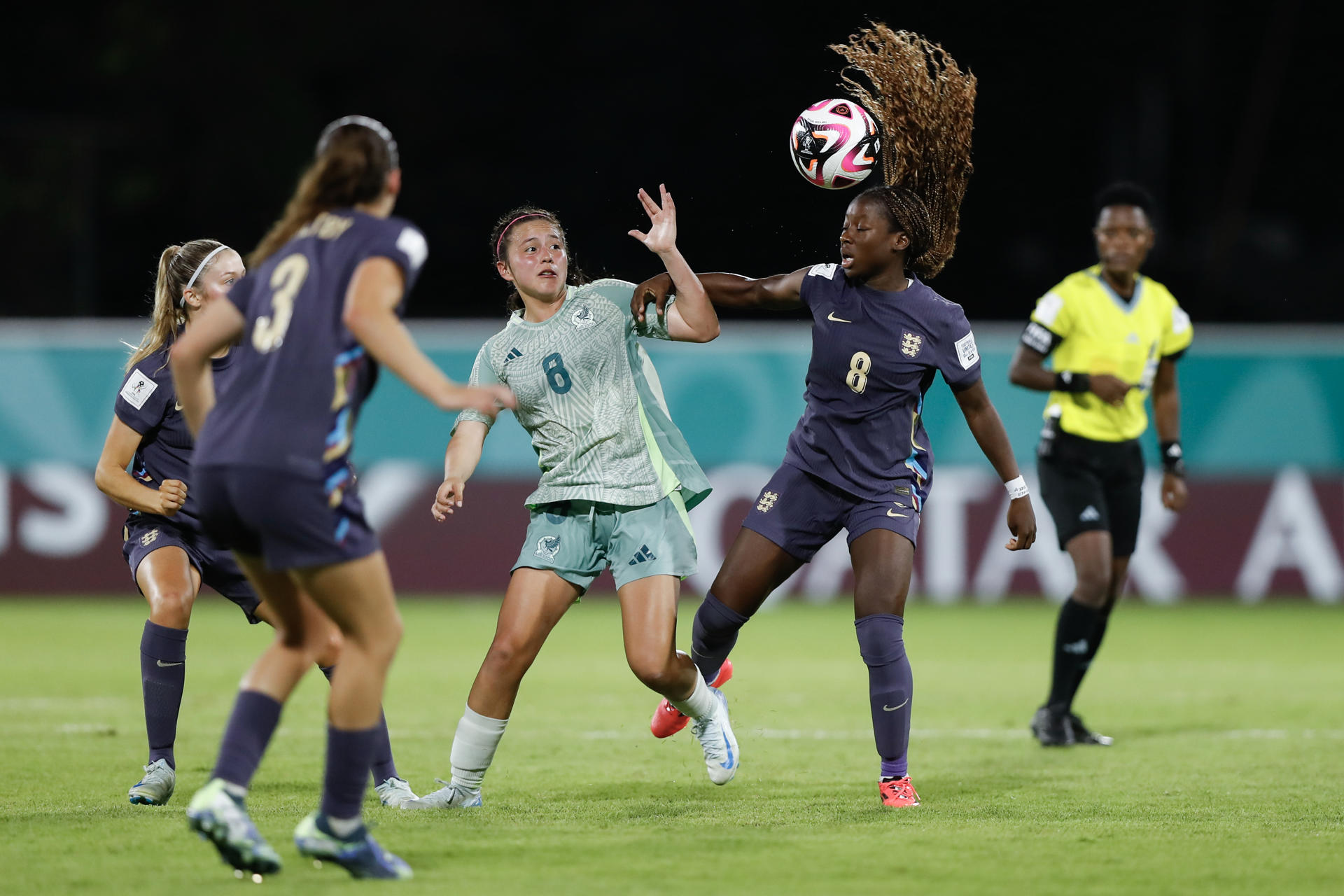 Omotara Junaid (d), de Inglaterra, disputa un balón con Alexa Soto, de México. EFE/ Diana Sánchez
