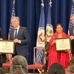 Fotografías divulgadas por Young Leaders of the Americas Initiative - YLAI de Tanya Duarte (i) de México y Tomasa Yarhui Jacomé de Bolivia recibiendo el premio 'Global Anti-Racism Champions por parte del Secretario de Estado de EE. UU. Antony Blinken este lunes, en Washington (EE. UU). EFE/ Ylainetwork SOLO USO EDITORIAL/NO VENTAS/SOLO DISPONIBLE PARA ILUSTRAR LA NOTICIA QUE ACOMPAÑA/CRÉDITO OBLIGATORIO