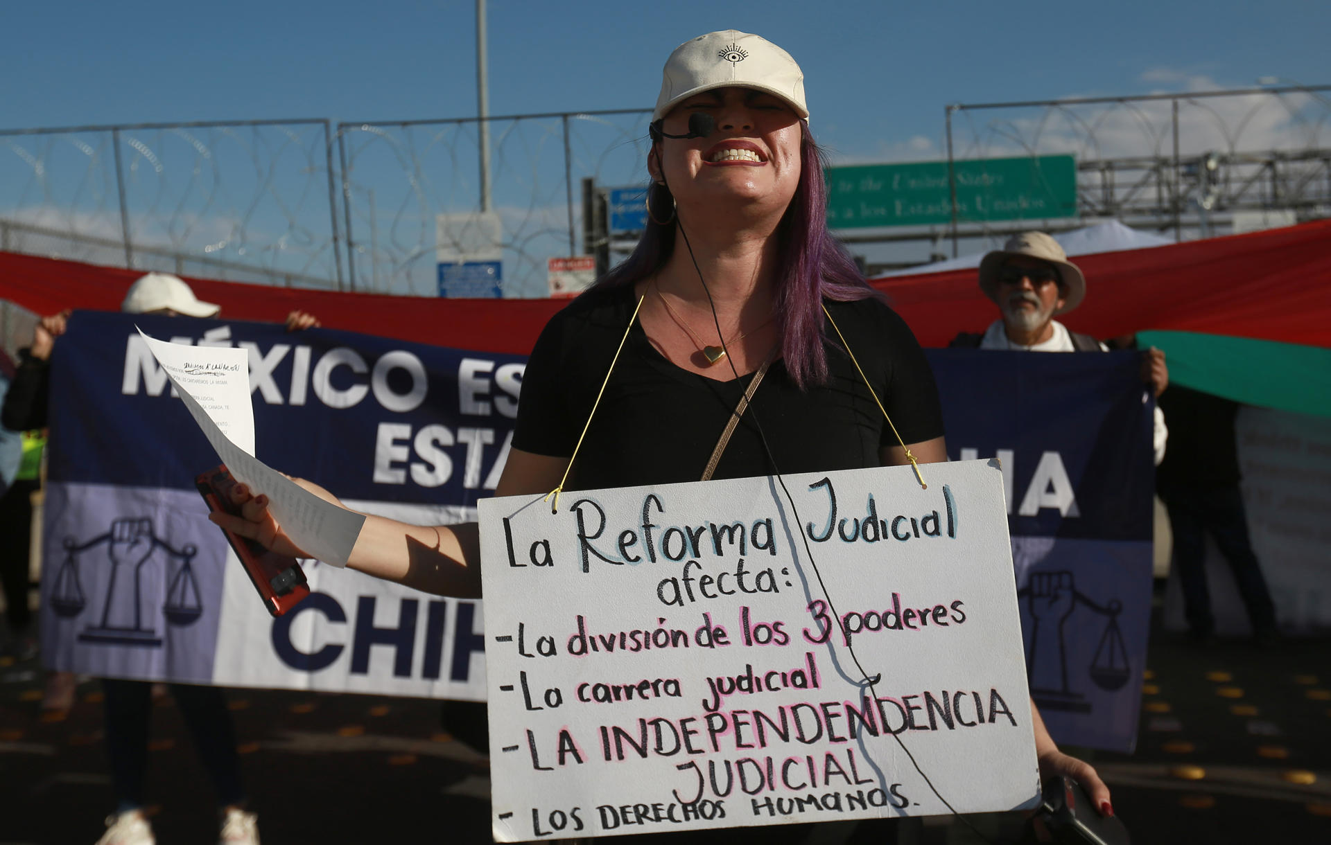 Personal del Poder Judicial de la Federación protesta contra la Reforma Judicial en el Puente Internacional Córdova de las Américas, este martes en Ciudad Juárez (México). EFE/Luis Torres
