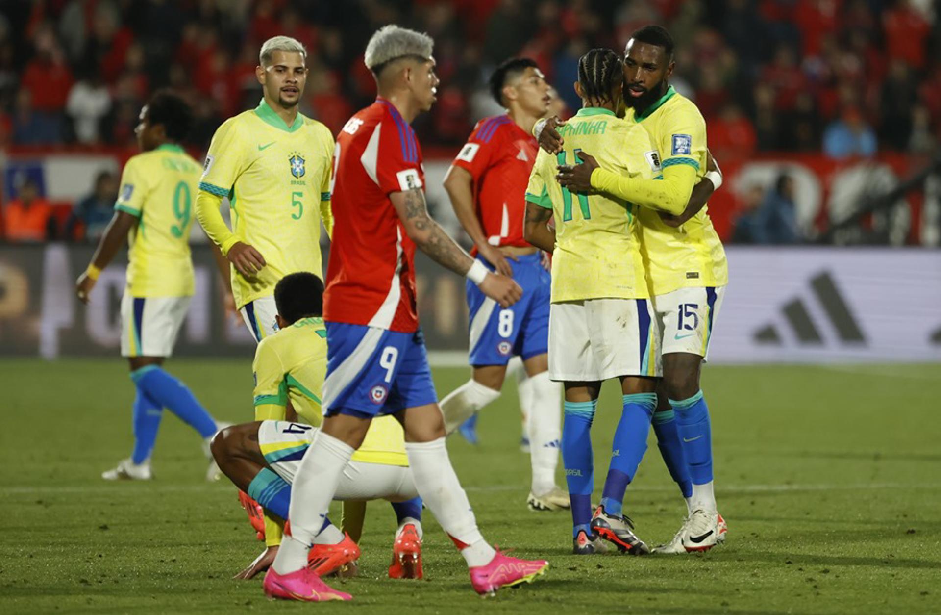 Jugadores de Brasil fueron registrados este jueves, 10 de octubre, al celebrar su triunfo por 1-2 sobre Chile, al final de un partido de la fecha 9 de las eliminatorias sudamericanas al Mundial FIFA de 2026, en el estadio Nacional Julio Martínez Prádanos de Santiago de Chile. EFE/Elvis González
