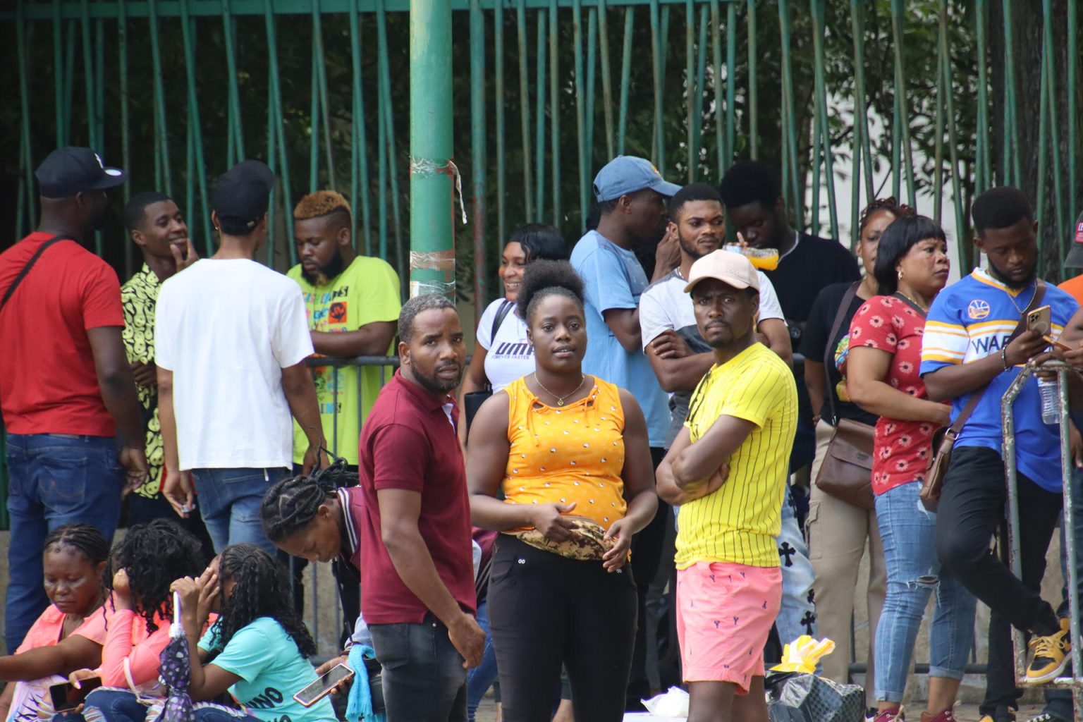 Migrantes hacen fila en espera de resolver su situación migratoria en el municipio de Tapachula, este jueves, en Chiapas (México). EFE/ Juan Manuel Blanco