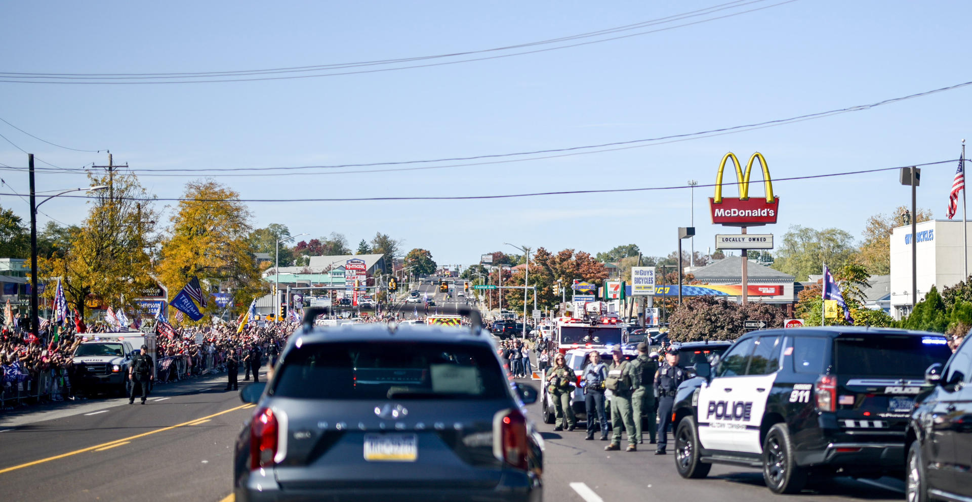 Fotografía tomada de la cuenta en X del asesor de comunicación del candidato republicano a la Casa Blanca, el expresidente (2017-2021) Donald Trump, Dan Scavino Jr., donde se ve a seguidores de Trump afuera de un local de McDonald's en Feasterville (EE.UU.). EFE/ @danscavino /SOLO USO EDITORIAL/ SOLO DISPONIBLE PARA ILUSTRAR LA NOTICIA QUE ACOMPAÑA (CRÉDITO OBLIGATORIO)
