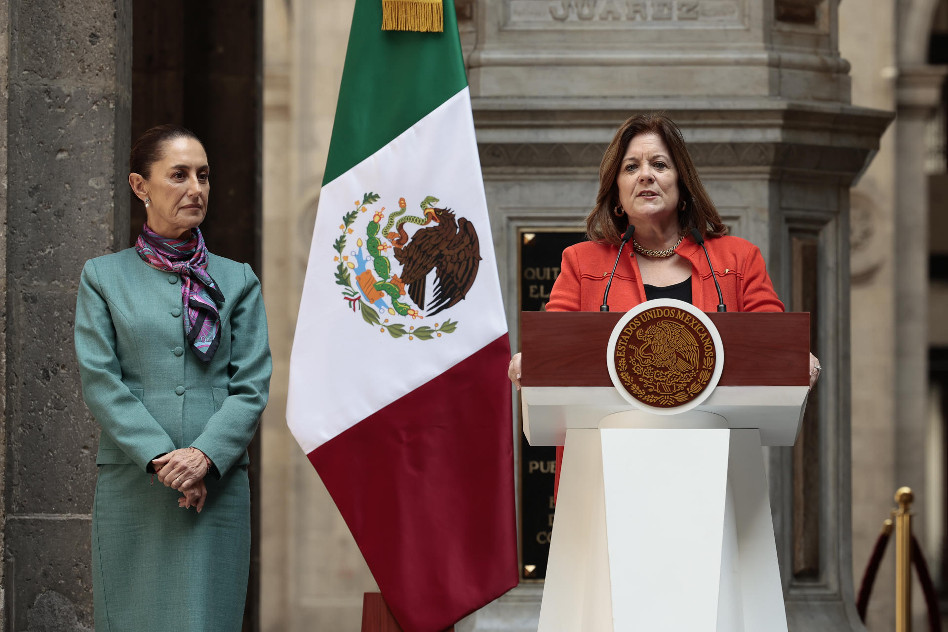 La presidenta y directora ejecutiva de US Chamber of Commerce, Suzanne Clark (d), participa este martes durante una rueda de prensa en el marco de la cumbre de alto nivel entre líderes y empresarios de México y Estados Unidos realizada en Palacio Nacional de la Ciudad de México (México). EFE/José Méndez
