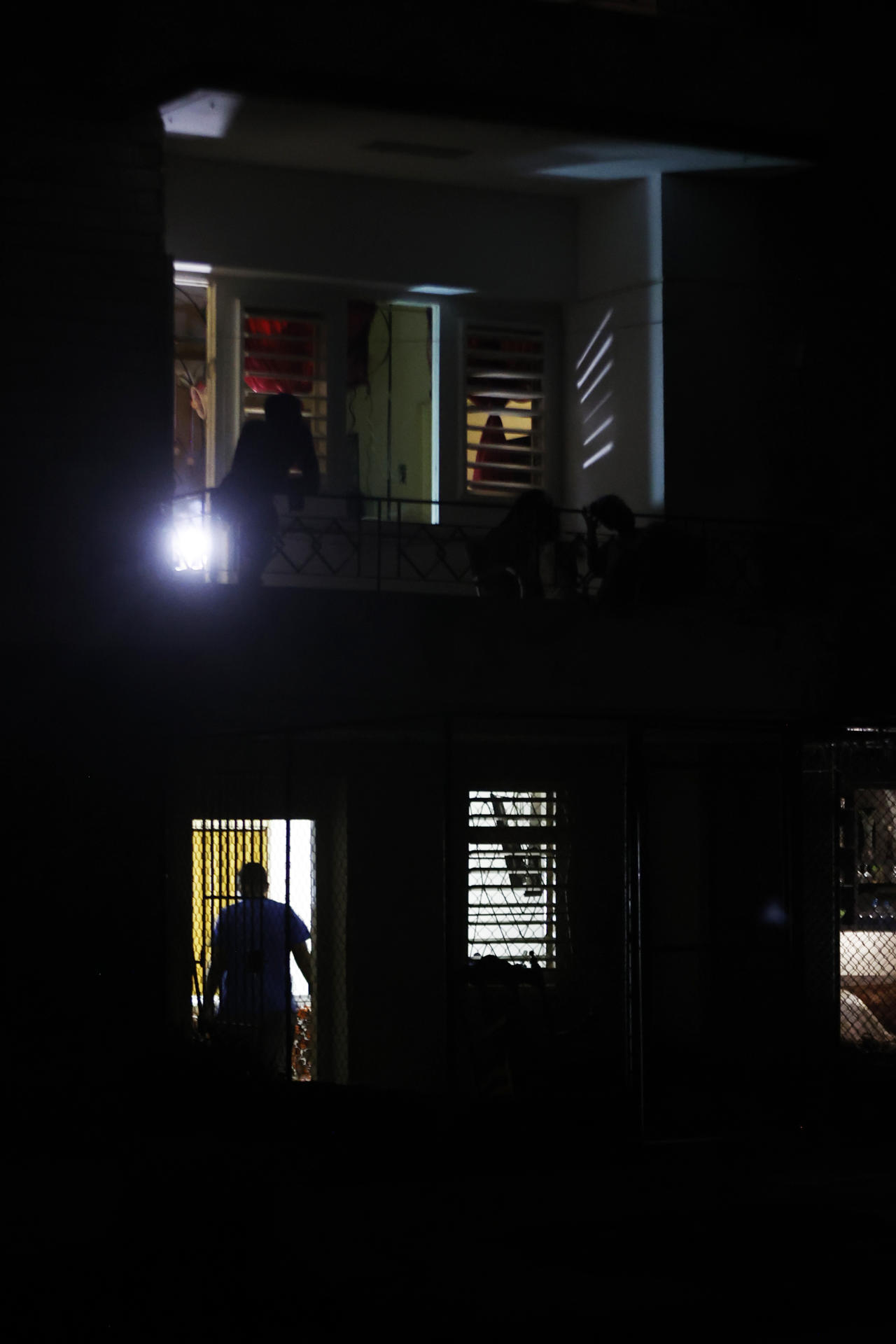 Fotografía del 20 de octubre de 2024 de personas dentro de su casa durante un apagón, en La Habana, (Cuba). EFE/ Ernesto Mastrascusa
