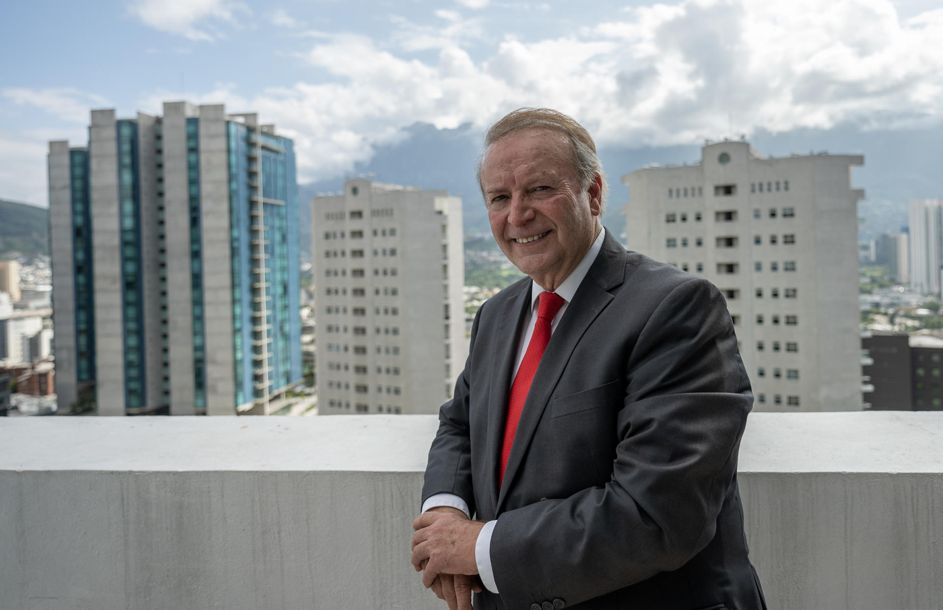 El empresario mexicano, activista y fundador del movimiento anti-AMLO, FRENA, Gilberto de Jesús Lozano González, posa al término de una entrevista con EFE este viernes en la ciudad de Monterrey (México). EFE/Miguel Sierra
