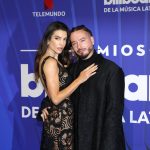 El cantante colombiano J Balvin y su esposa la actriz y modelo argentina Valentina Ferrer posan en la alfombra azul de los premios Billboard de la Música Latina, este jueves en el Jackie Gleason Theatre, en Miami Beach (Estados Unidos). EFE/ Marlon Pacheco