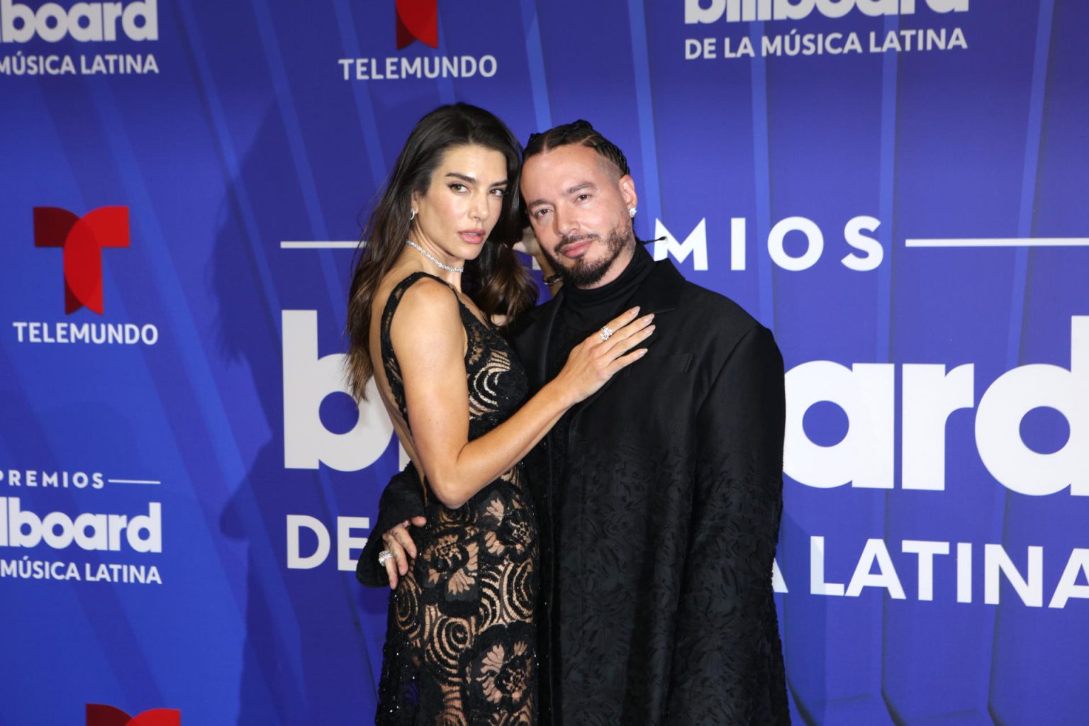 El cantante colombiano J Balvin y su esposa la actriz y modelo argentina Valentina Ferrer posan en la alfombra azul de los premios Billboard de la Música Latina, este jueves en el Jackie Gleason Theatre, en Miami Beach (Estados Unidos). EFE/ Marlon Pacheco