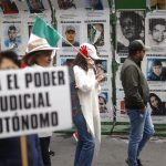 Imagen de archivo de personas de la oposición que protestan contra la reforma judicial en las principales avenidas de la Ciudad de México (México). EFE/ Bienvenido Velasco