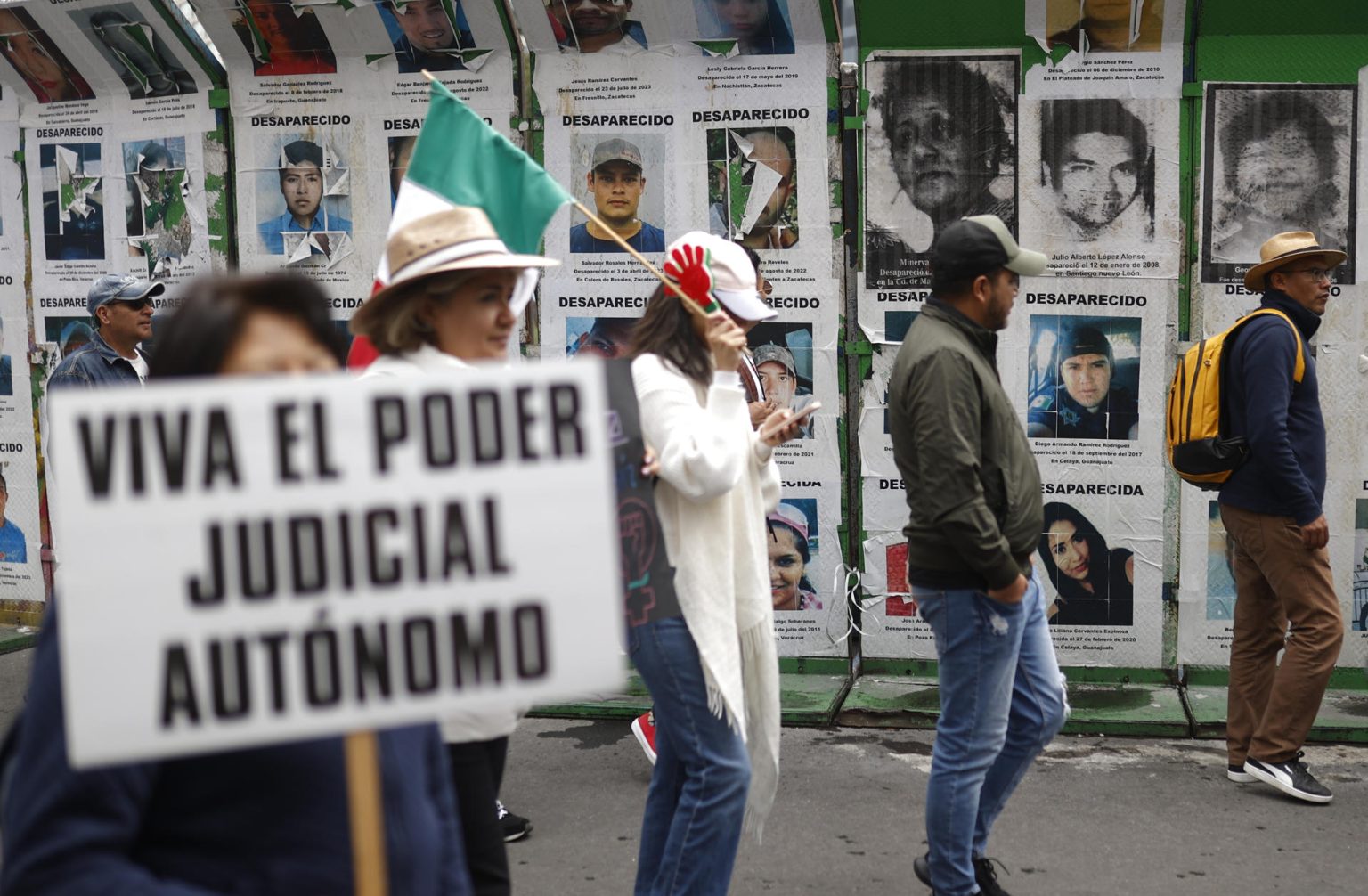 Imagen de archivo de personas de la oposición que protestan contra la reforma judicial en las principales avenidas de la Ciudad de México (México). EFE/ Bienvenido Velasco