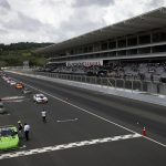 Fotografía de autos de carrera en el Autódromo de Panamá en Capira (Panamá). EFE/ Bienvenido Velasco