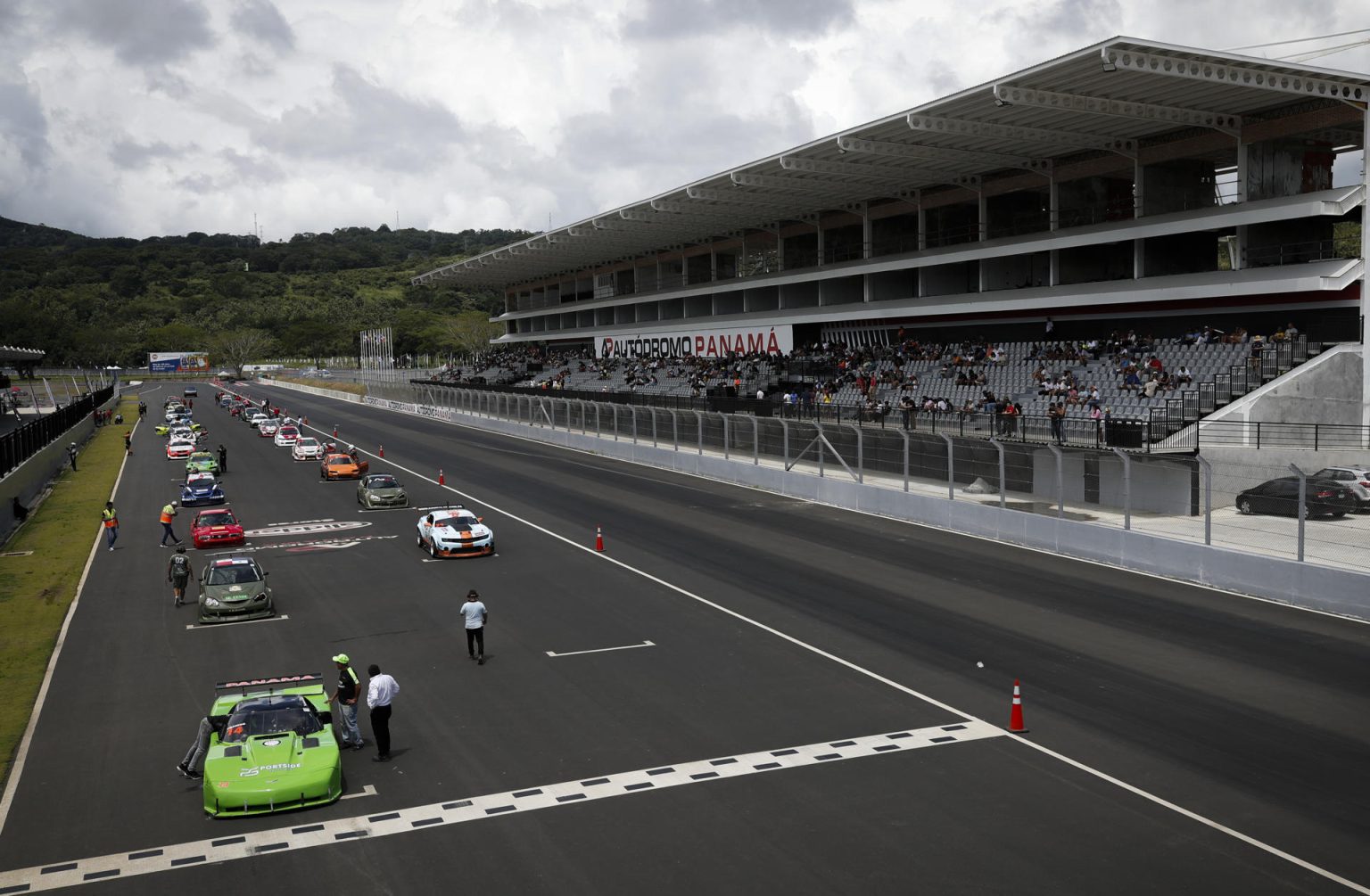 Fotografía de autos de carrera en el Autódromo de Panamá en Capira (Panamá). EFE/ Bienvenido Velasco