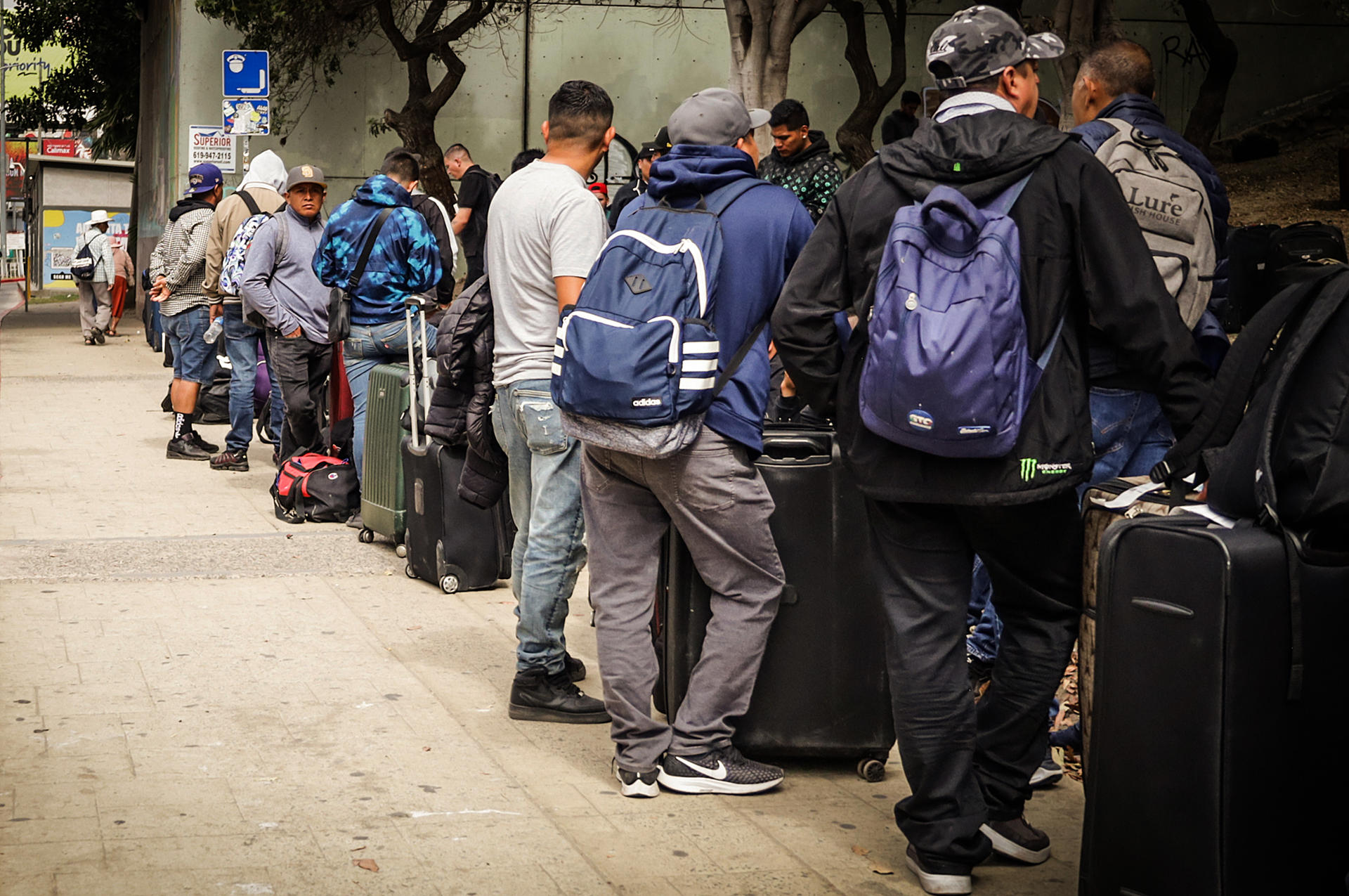 Jornaleros se reúnen para trasladarse y trabajar en campos agrícolas de California, el 8 de octubre de 2024,  en la ciudad de Tijuana (México). EFE/Joebeth Terríquez
