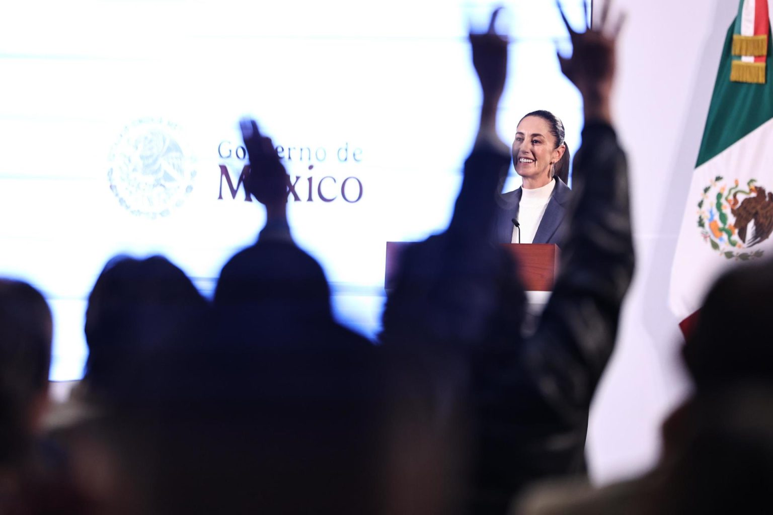 La presidenta de México, Claudia Sheinbaum, habla este miércoles, durante su primer conferencia de prensa, ofrecida en Palacio Nacional de la Ciudad de México (México). EFE/Sáshenka Gutiérrez