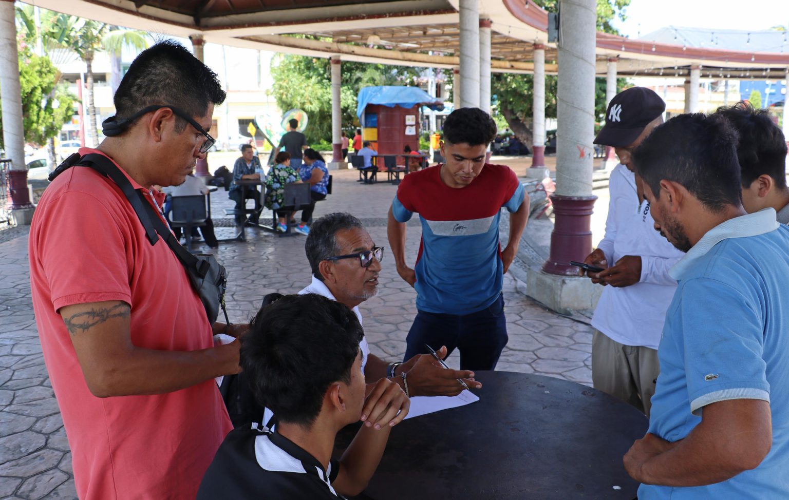 Migrantes permanecen en una plaza pública del municipio de Tapachula, este sábado en el estado de Chiapas (México). EFE/Juan Manuel Blanco