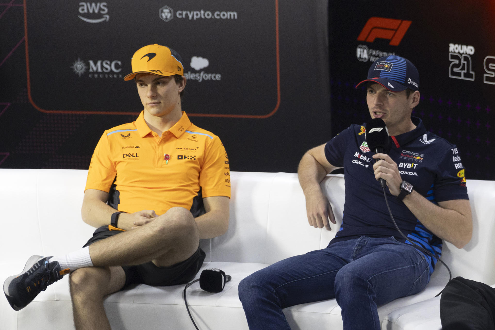 Max Verstappen (d), junto al piloto australiano de la escudería McLaren, Oscar Piastri, en una rueda de prensa en Sao Paulo. El neerlandés sacó pecho de sus diez años en la F1 y sus tres títulos mundiales para responder a las críticas. EFE/ Isaac Fontana
