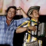 Fotografía de archivo del 2 de diciembre de 2015 que muestra al acordeonista colombiano Egidio Cuadrado (d) durante un concierto con Carlos Vives en el estadio Atanasio Girardot en Medellín (Colombia). EFE/ Luis Eduardo Noriega ARCHIVO