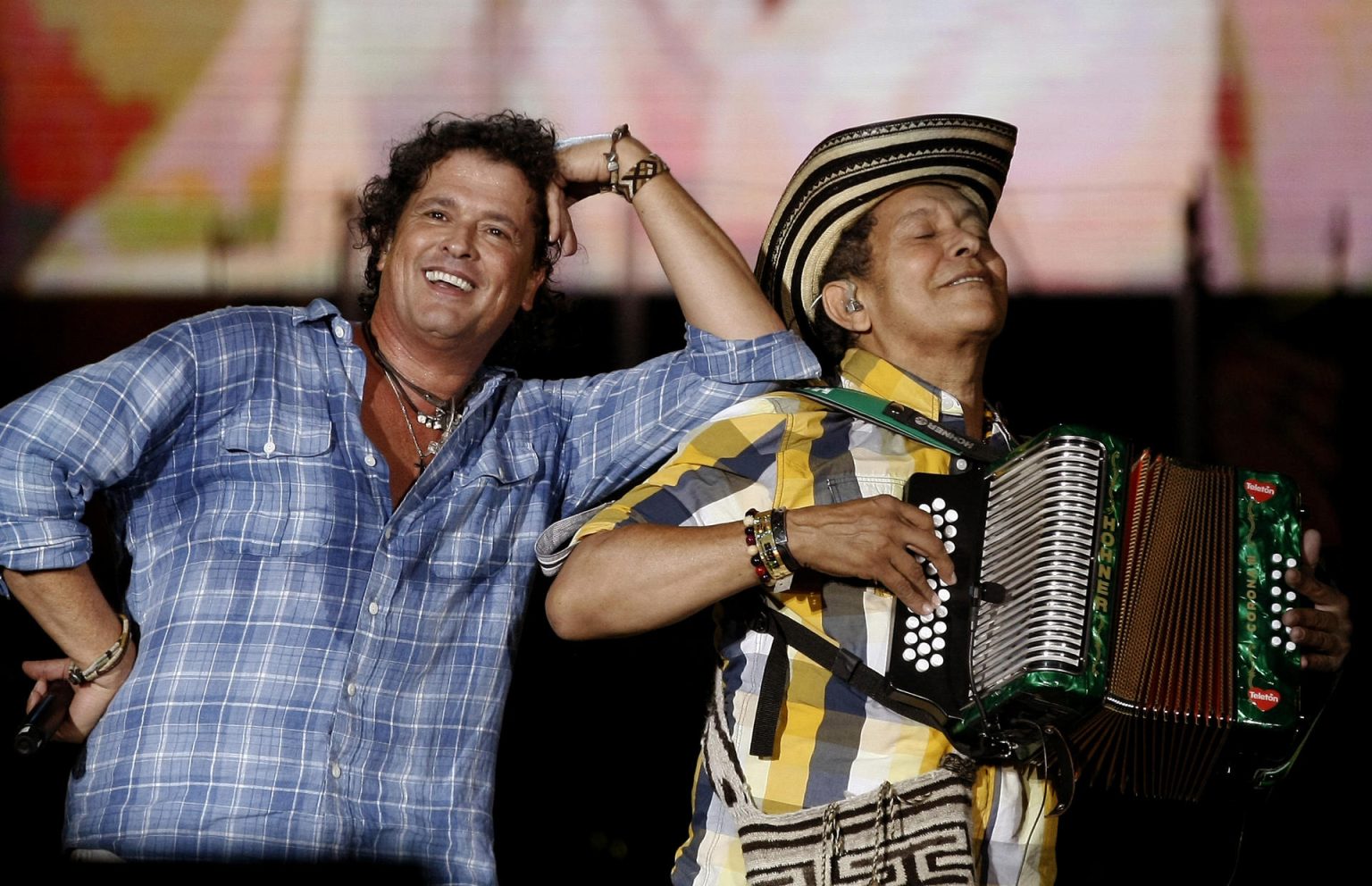 Fotografía de archivo del 2 de diciembre de 2015 que muestra al acordeonista colombiano Egidio Cuadrado (d) durante un concierto con Carlos Vives en el estadio Atanasio Girardot en Medellín (Colombia). EFE/ Luis Eduardo Noriega ARCHIVO