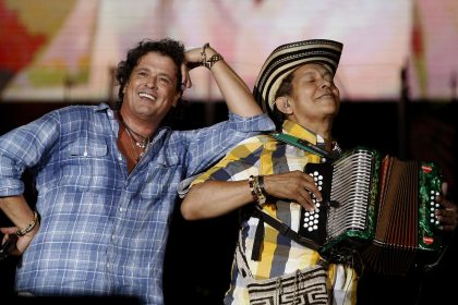 Fotografía de archivo del 2 de diciembre de 2015 que muestra al acordeonista colombiano Egidio Cuadrado (d) durante un concierto con Carlos Vives en el estadio Atanasio Girardot en Medellín (Colombia). EFE/ Luis Eduardo Noriega ARCHIVO