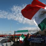 Personal del Poder Judicial de la Federación protesta contra la Reforma Judicial en el Puente Internacional Córdova de las Américas, este martes en Ciudad Juárez (México). EFE/Luis Torres