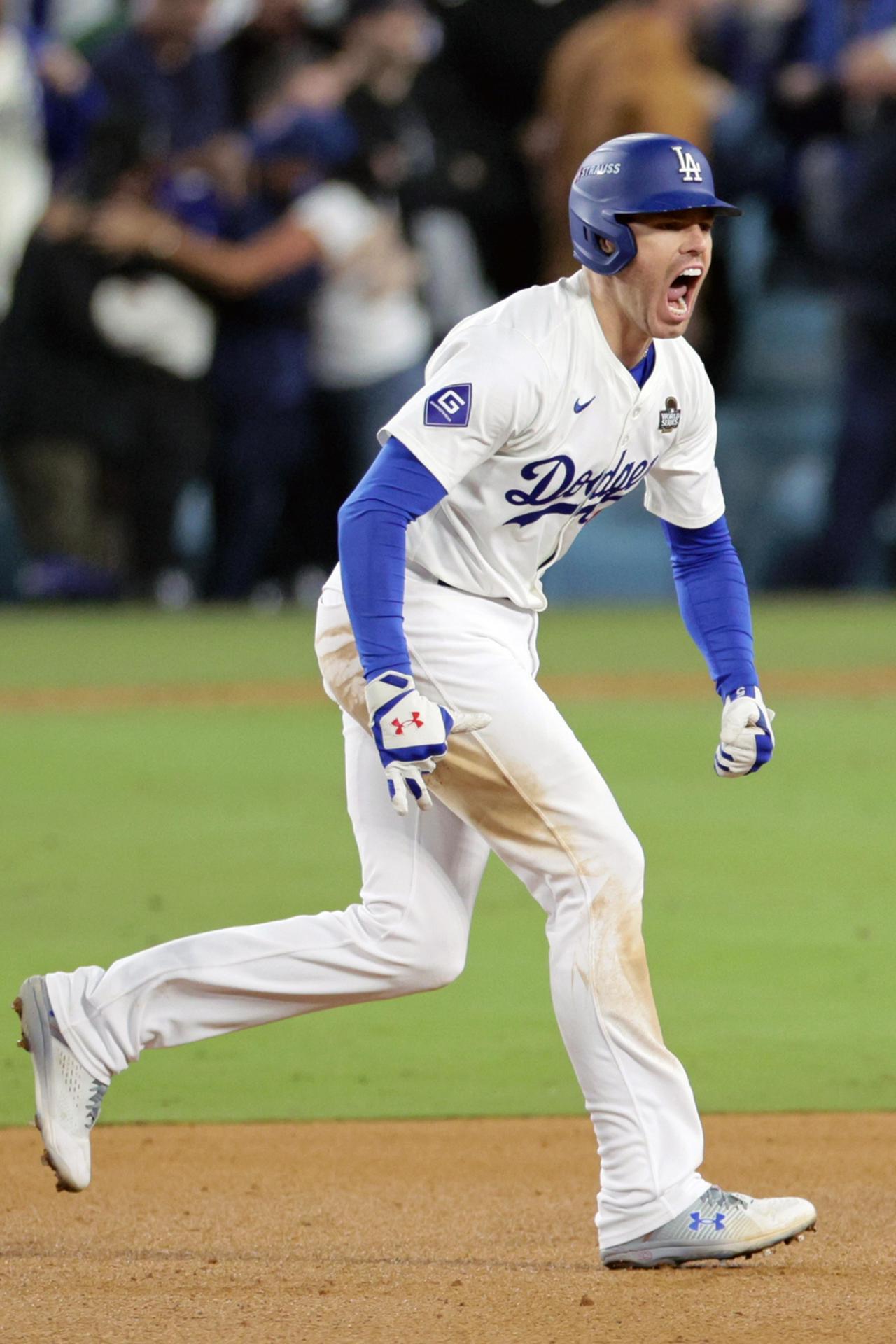 El jugador de los Dodgers de Los Angeles Freddie Freeman celebra tras conseguir un 'grand slam' ante los Yanquis de Nueva York. EFE/ALLISON DINNER
