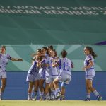 Jugadoras de España celebran un gol en un partido por la semifinal de la Copa Mundial Femenina sub-17. EFE/ Orlando Barría