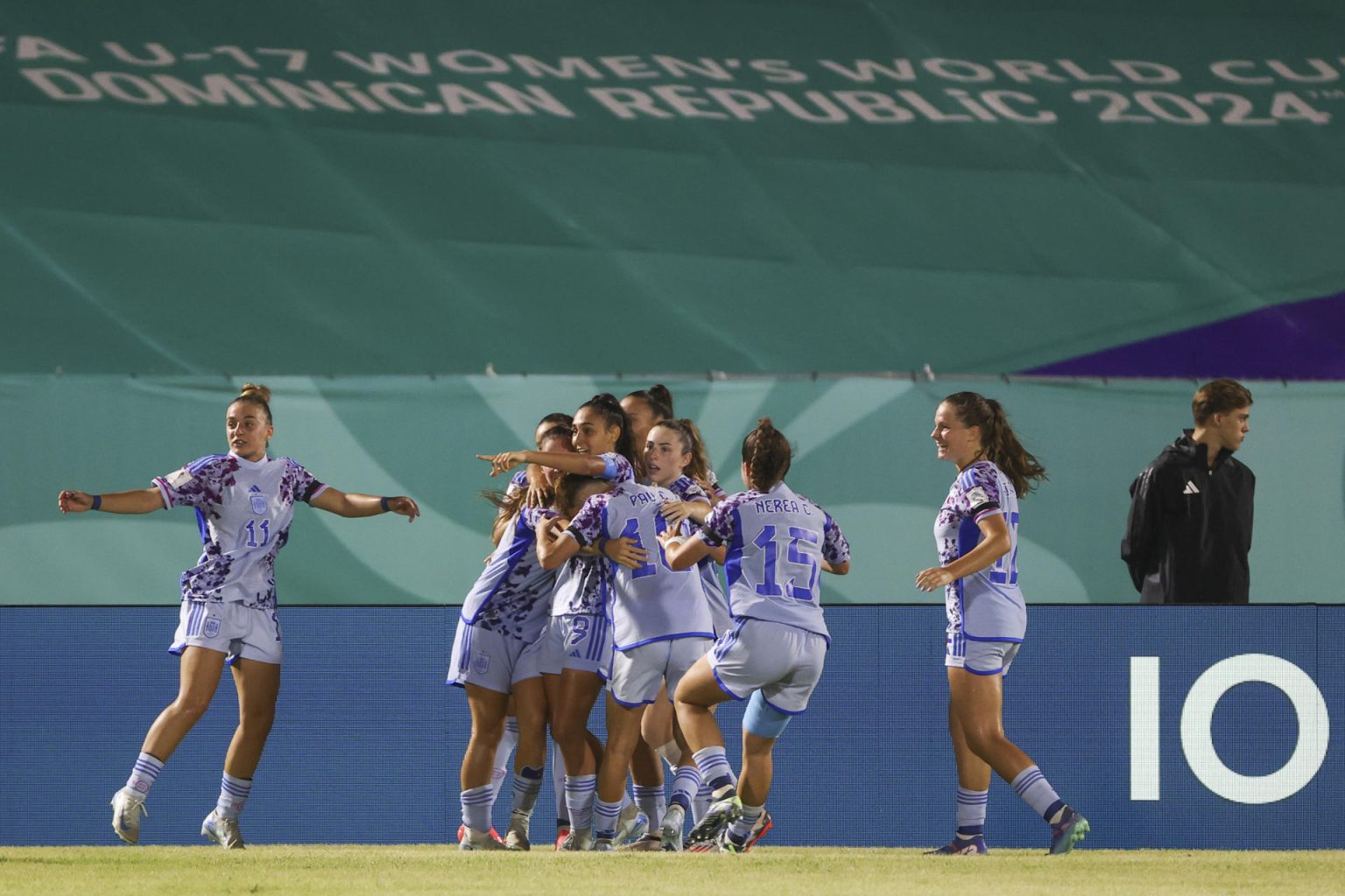 Jugadoras de España celebran un gol en un partido por la semifinal de la Copa Mundial Femenina sub-17. EFE/ Orlando Barría