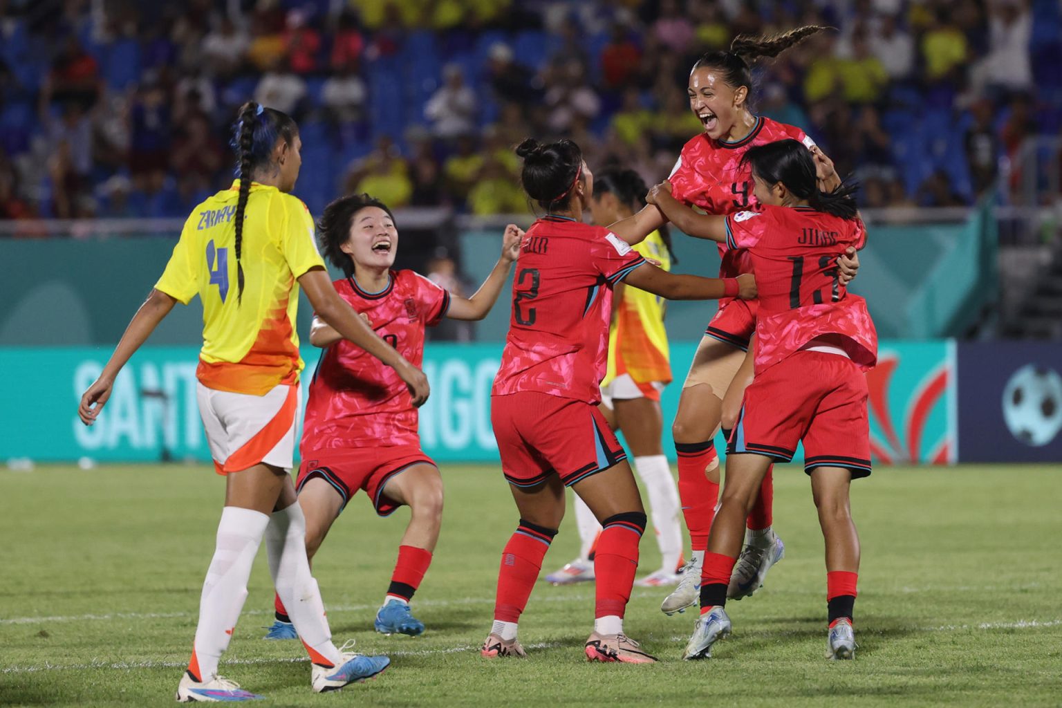 Jugadoras de Corea del Sur celebran el gol del empate ante Colombia en el partido del Mundial femenino sub-17 en Santo Domingo. EFE/Orlando Barría