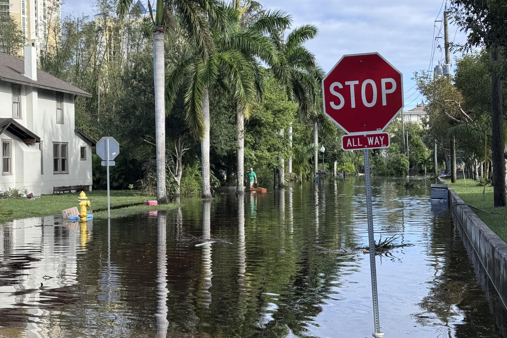 Fotografía de una calle inundada tras el paso del huracán Milton, este jueves en Fort Myers (Estados Unidos). EFE/ Octavio Guzmán
