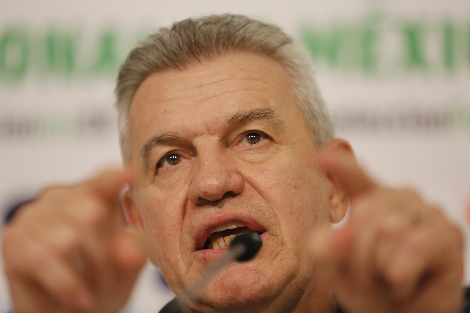 El entrenador de la Selección Mexicana de fútbol, Javier Aguirre, habla durante una rueda de prensa este lunes, previo a un partido amistoso ante la selección de Estados Unidos, en el Estadio Akron de la ciudad de Guadalajara, Jalisco (México). EFE/ Francisco Guasco
