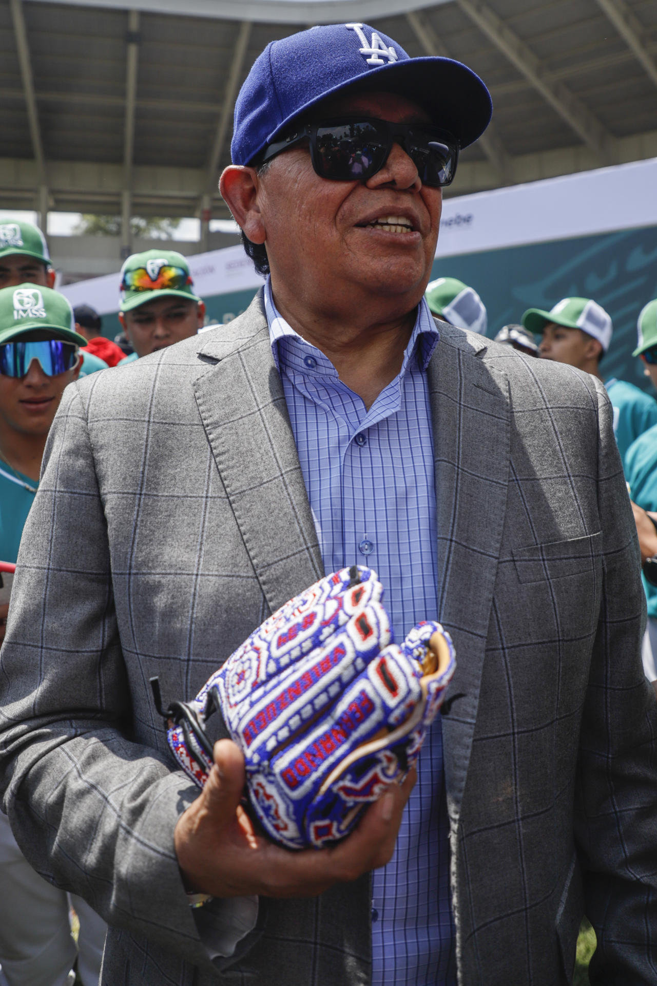 Fotografía de archivo del 4 de septiembre de 2022 del ex beisbolista mexicano Fernando Valenzuela durante una Clínica de Béisbol en el estadio Fray Nano, en Ciudad de México (México). EFE/ Isaac Esquivel