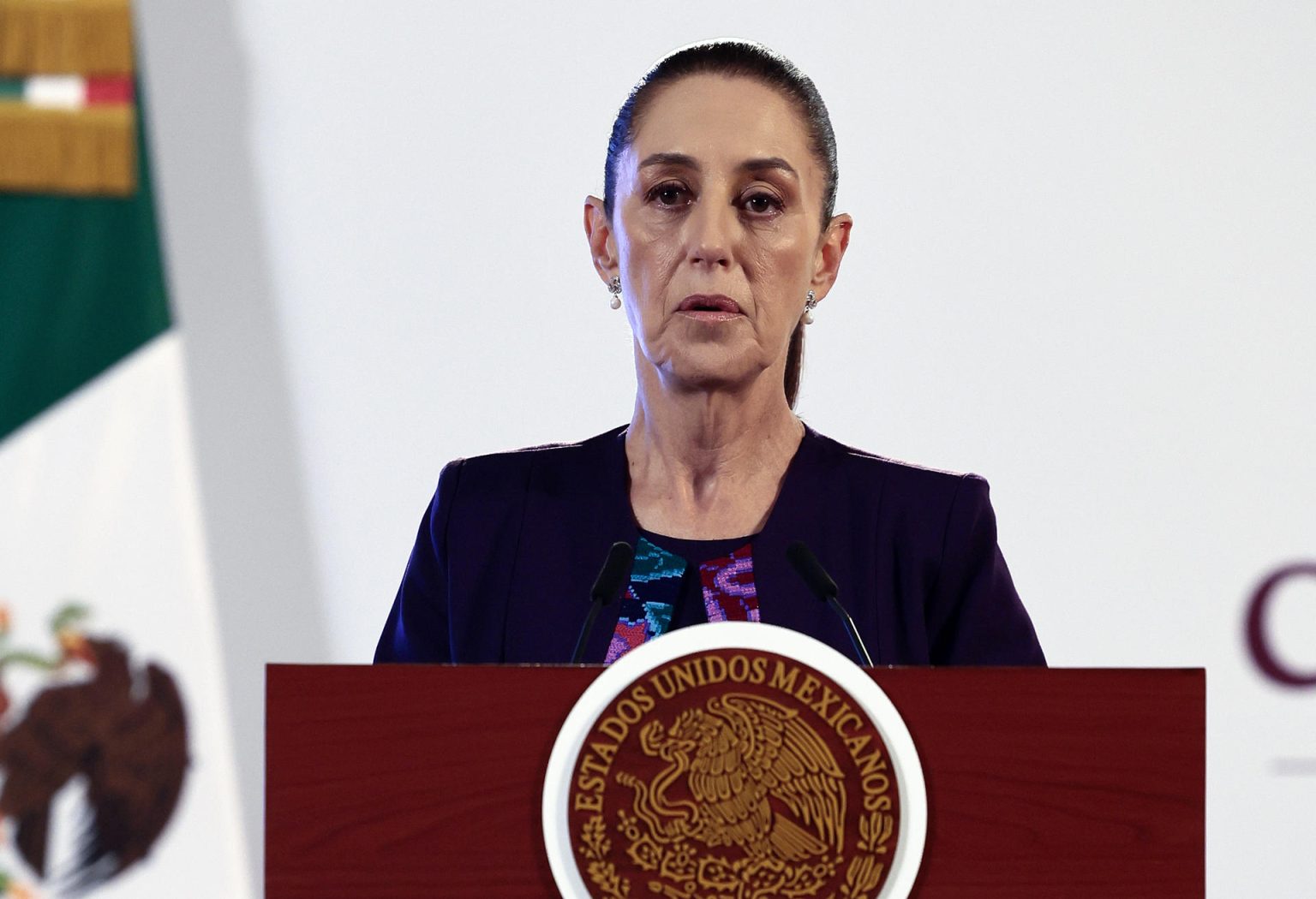 La presidenta de México, Claudia Sheinbaum, habla durante su conferencia de prensa matutina este miércoles, en Palacio Nacional de la Ciudad de México (México). EFE/ José Méndez