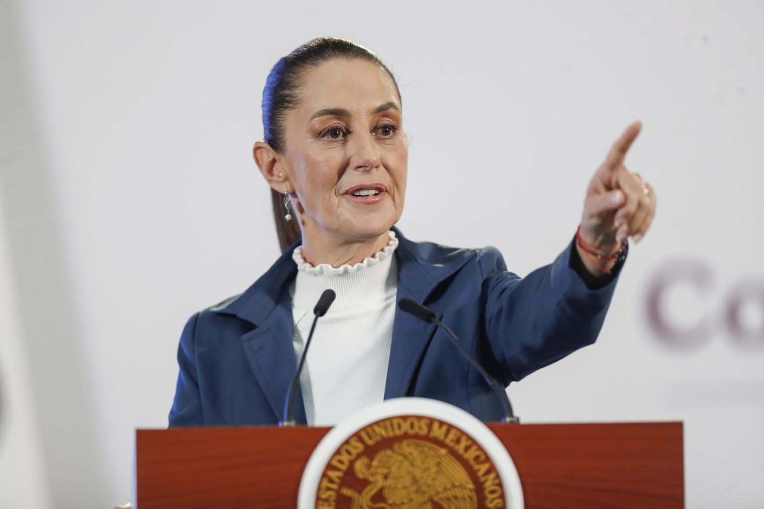 La presidenta de México, Claudia Sheinbaum, habla este jueves durante una rueda de prensa en Palacio Nacional, de la Ciudad de México (México). EFE/ Isaac Esquivel