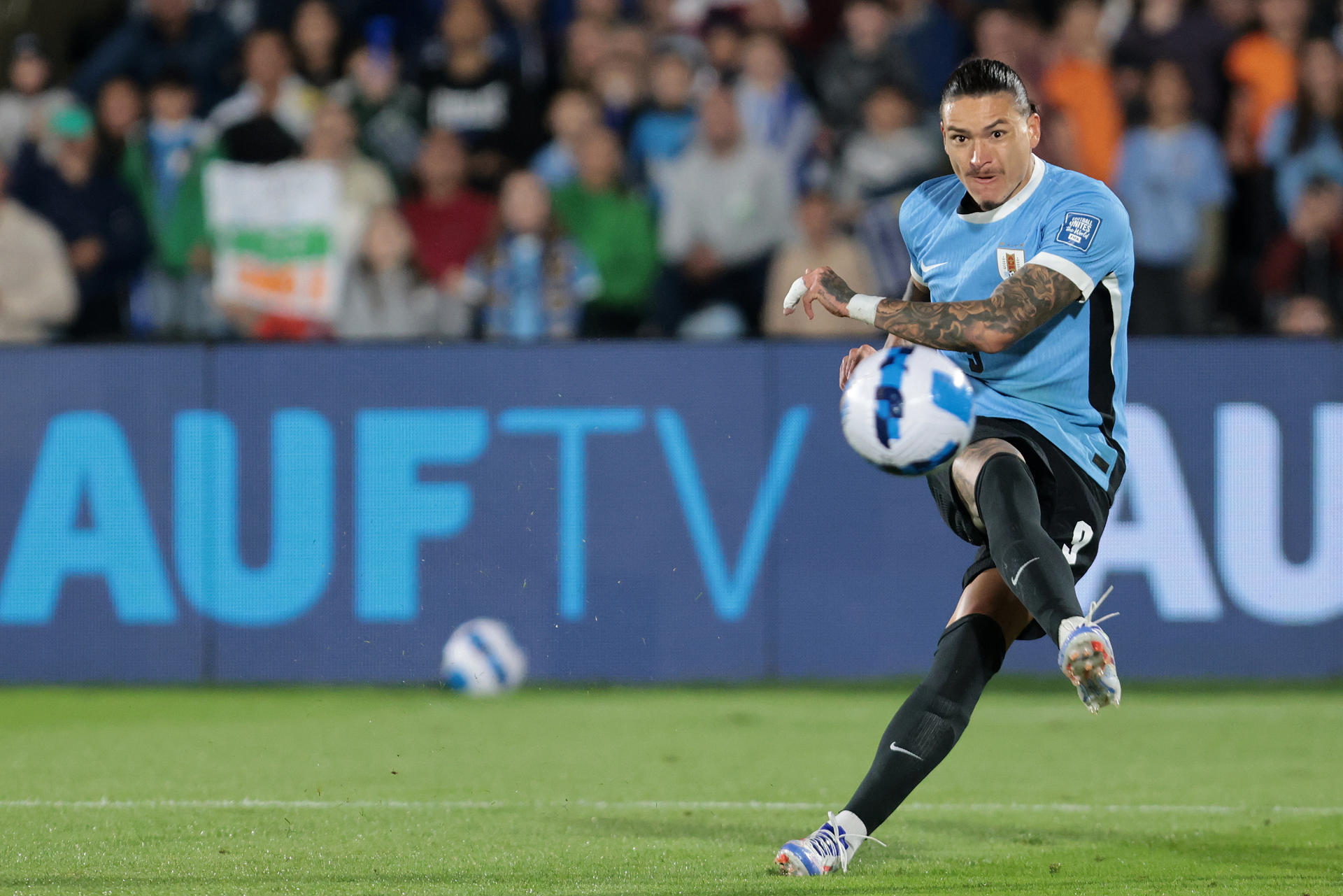 Darwin Núñez de Uruguay patea un balón ante Ecuador en un partido de las eliminatorias sudamericanas para el Mundial 2026. EFE/ Gastón Britos
