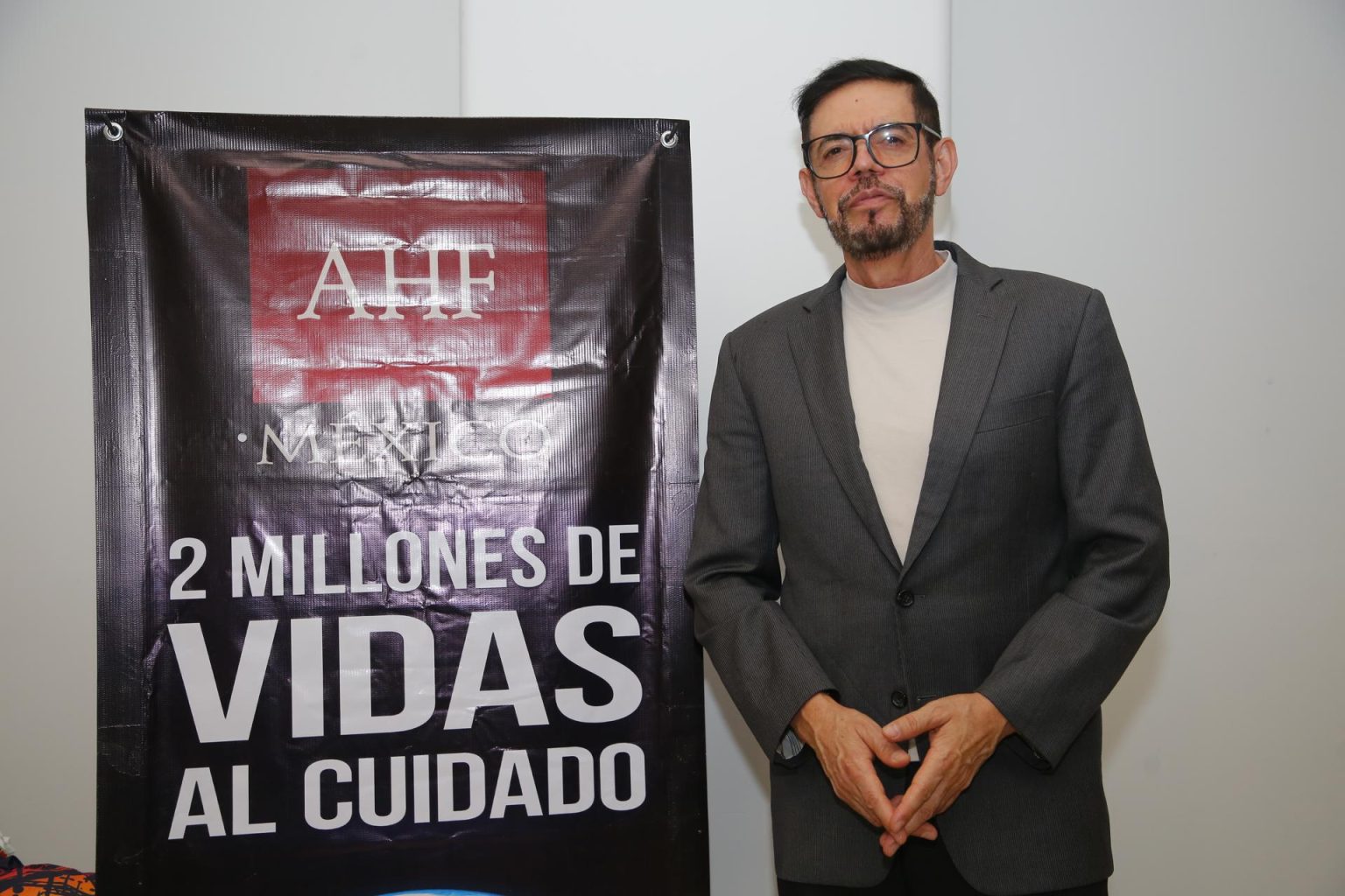 El director ejecutivo del Instituto AHF de salud pública global, Jorge Saavedra, pos al término de una entrevista con EFE, este viernes en la ciudad de Guadalajara, Jalisco (México). EFE/ Francisco Guasco