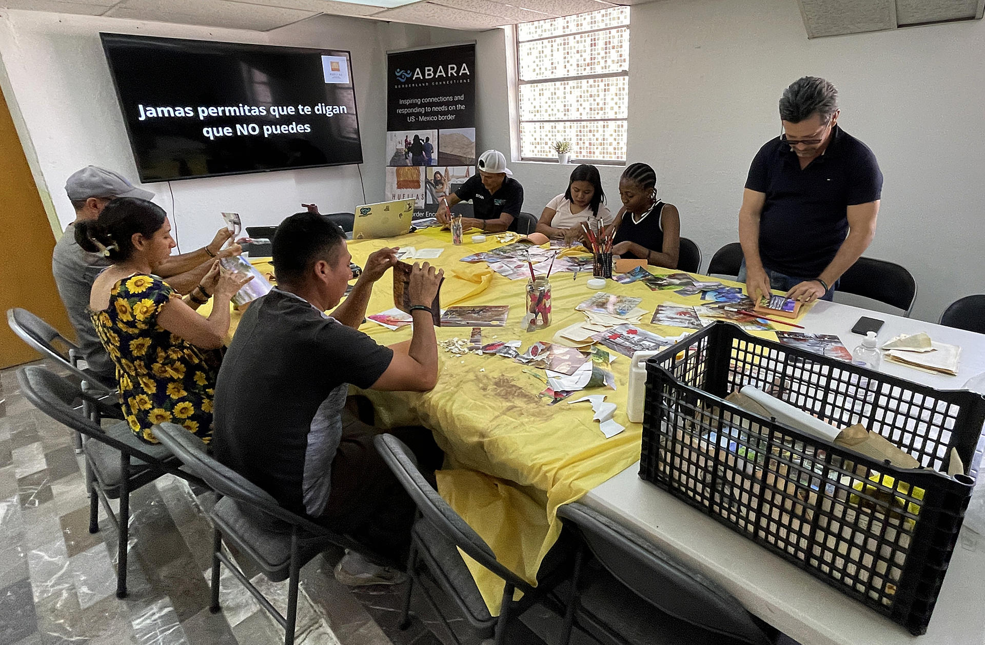 Integrantes de organizaciones no gubernamentales (ONG) participan con migrantes en talleres de artesanías el 9 de octubre de 2024 en Ciudad Juárez, Chihuahua (México). EFE/Luis Torres
