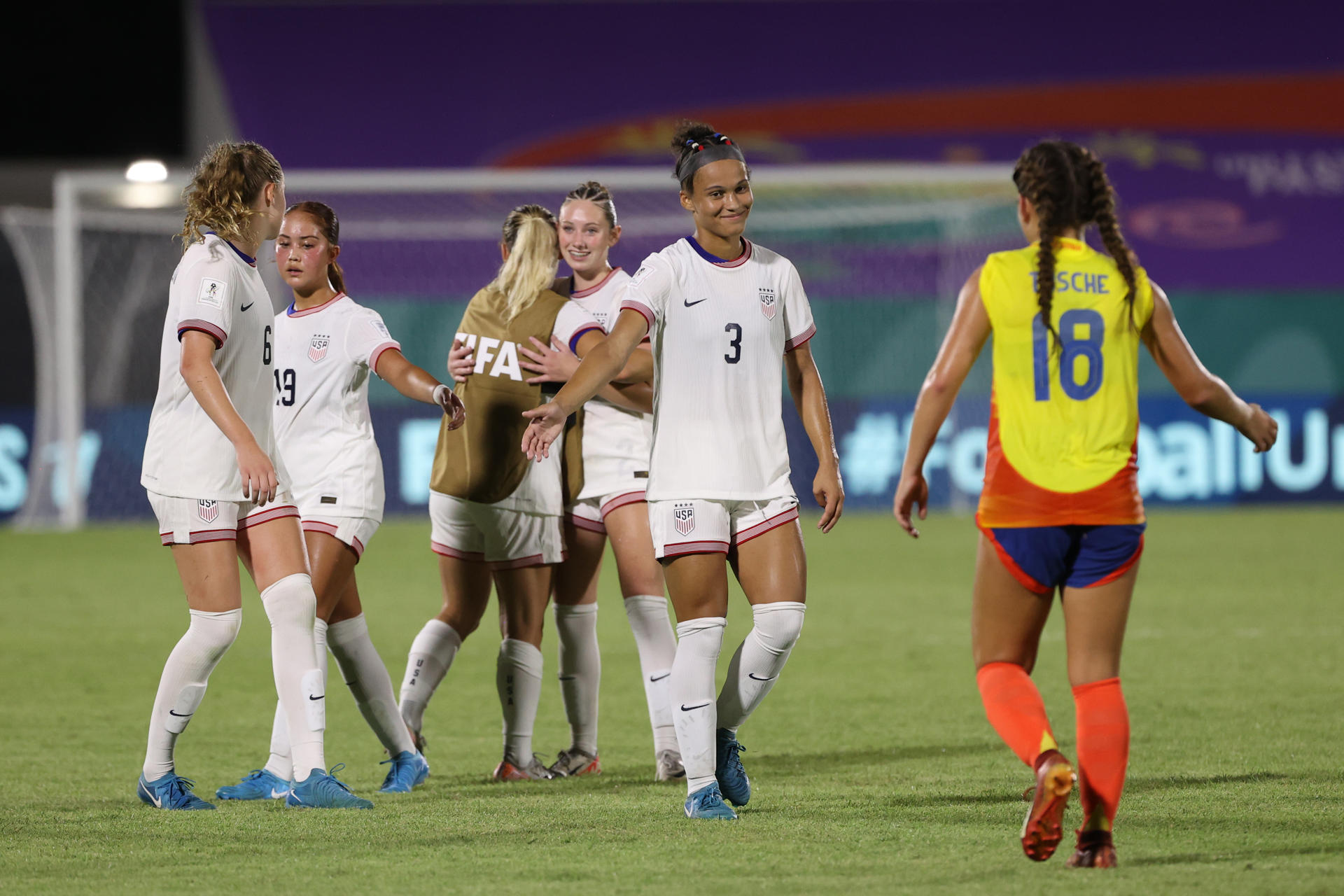 Lena Anne Tusche (d) de Colombia saluda a Trinity Zion Armstrong de los Estados Unidos este sábado, al finalizar un partido del grupo B de la Copa Mundial Femenina sub-17. EFE/ Orlando Barria
