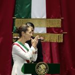 La presidenta de México Claudia Sheinbaum, recibe la banda presidencial en la Cámara de Diputados este martes en la Ciudad de México (México). EFE/José Méndez