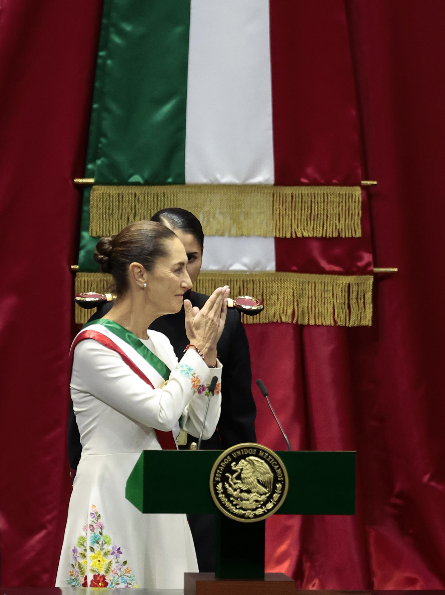 La presidenta de México Claudia Sheinbaum, recibe la banda presidencial en la Cámara de Diputados este martes en la Ciudad de México (México). EFE/José Méndez