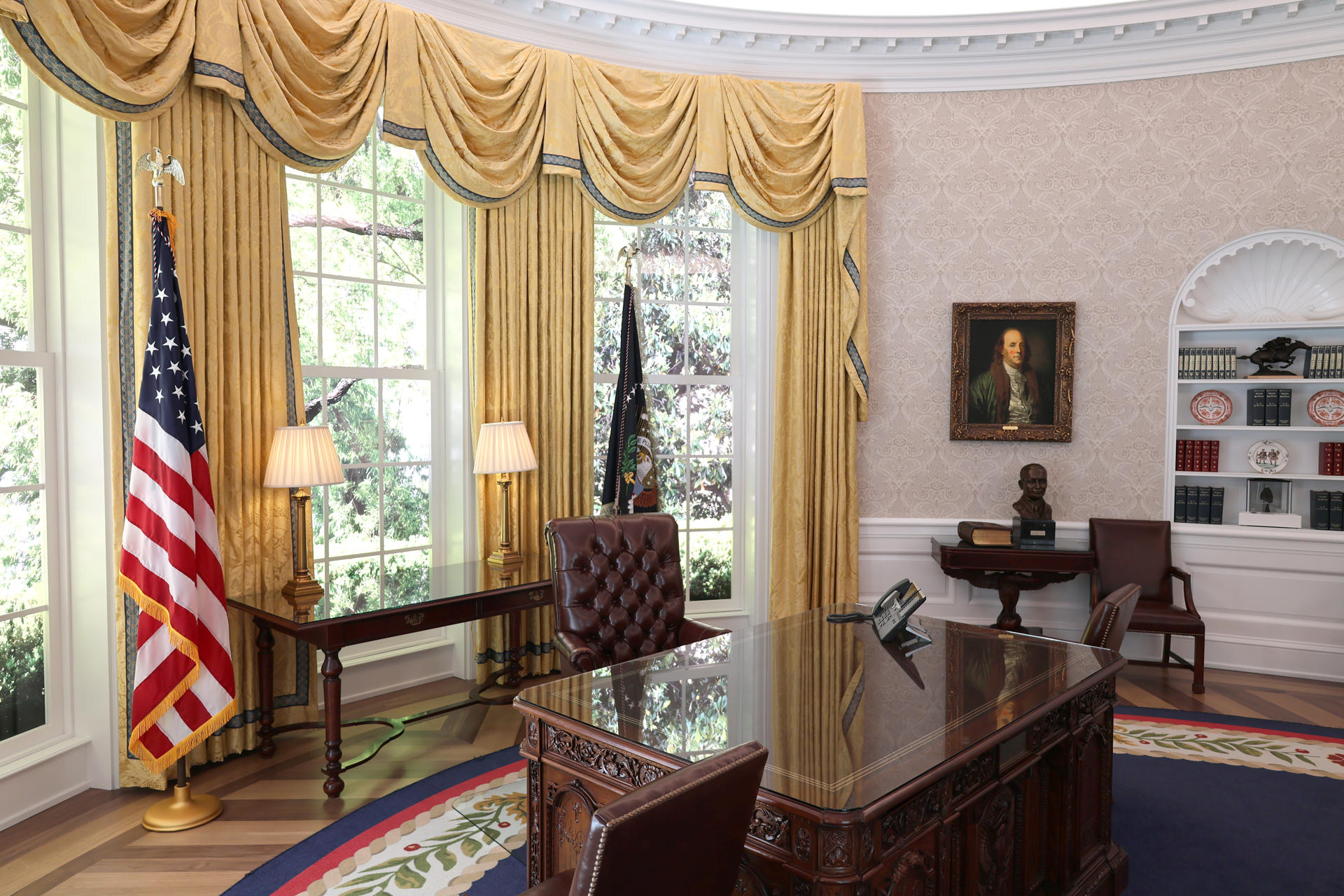 Fotografía del 17 de octubre de 2024 que muestra un área del Despacho Oval en el interior del museo interactivo 'The People's House' (La Casa del Pueblo), una réplica de la Casa Blanca en Washington (EE.UU.). EFE/ Octavio Guzmán
